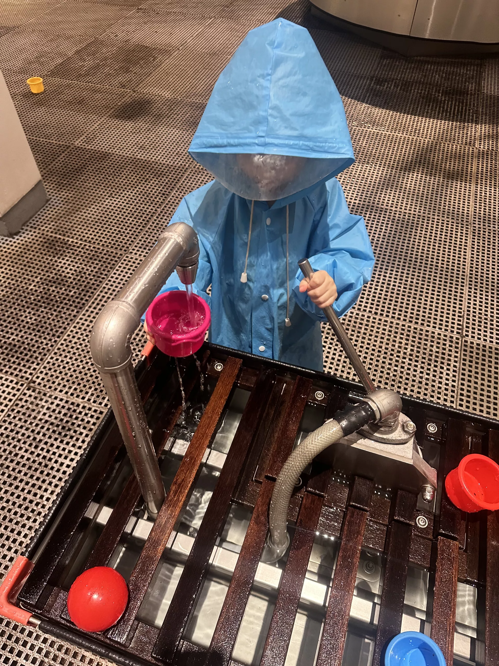 In der water gallery darf so richtig mit Wasser gespielt und gematscht werden