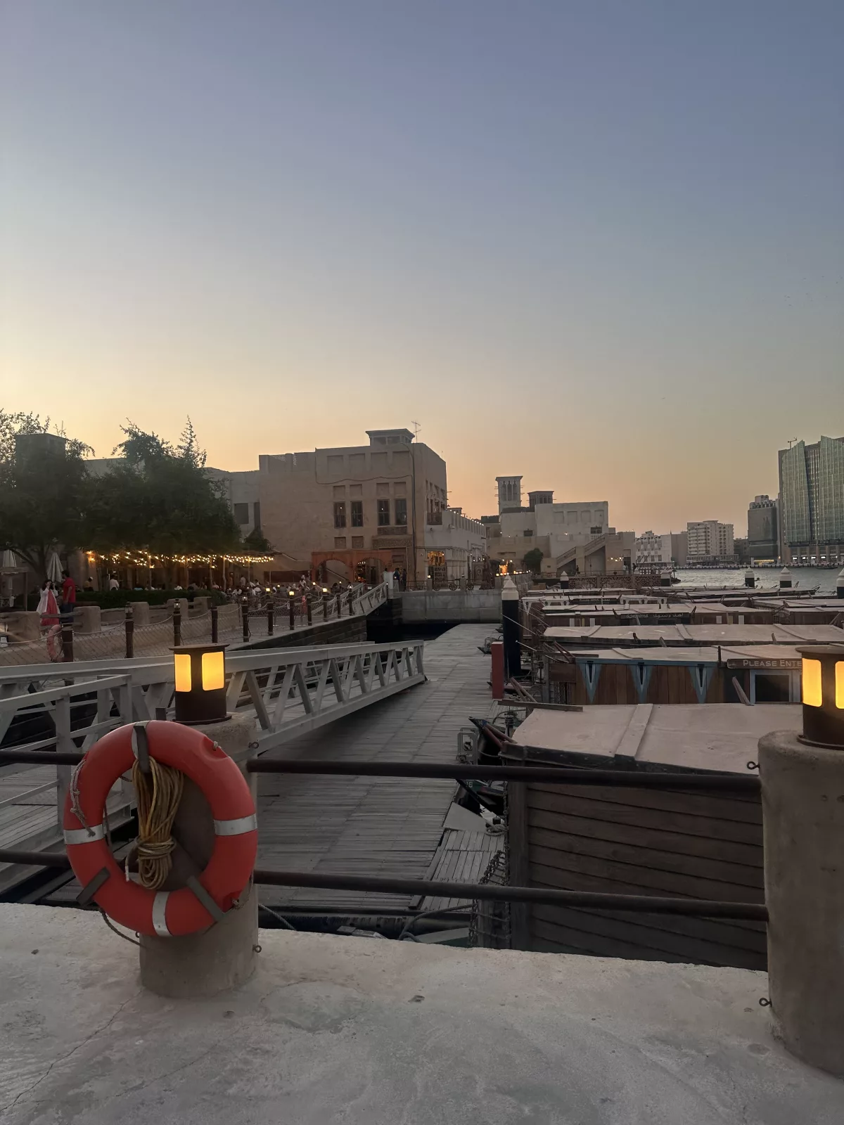 Blick vom Souk Al Seef auf die Boote der Dubai Creek