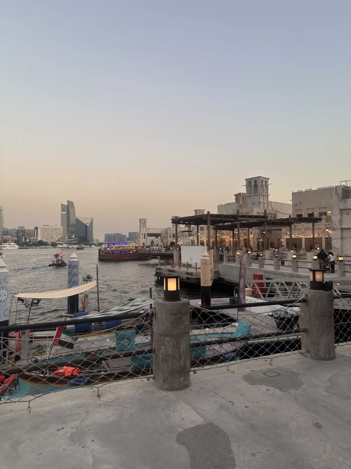 Eine Mischung aus neuem und altem Dubai entlang der Creek