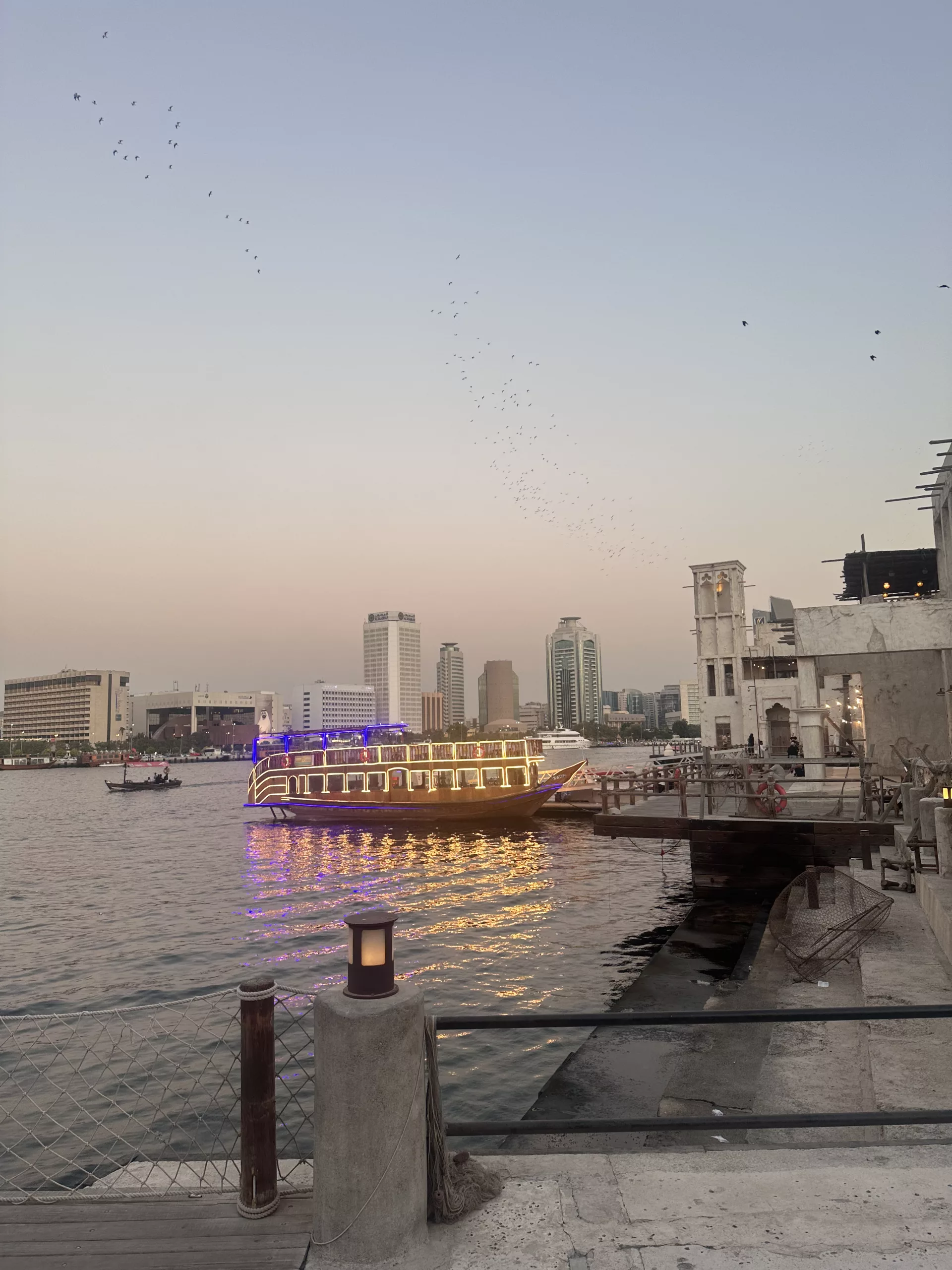 Von den Souks aus kann man mit den traditionellen Dhow Booten fahren
