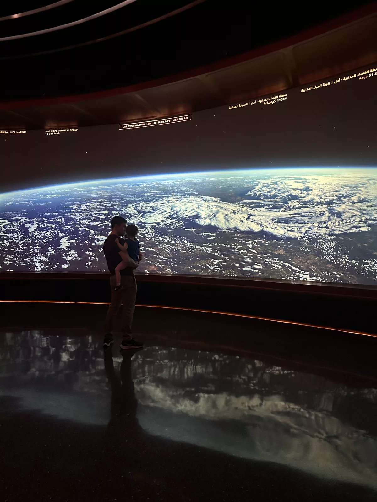 blick auf die erde vom Weltall aus, so beginnt die Zukunftsreise im Museum of the future