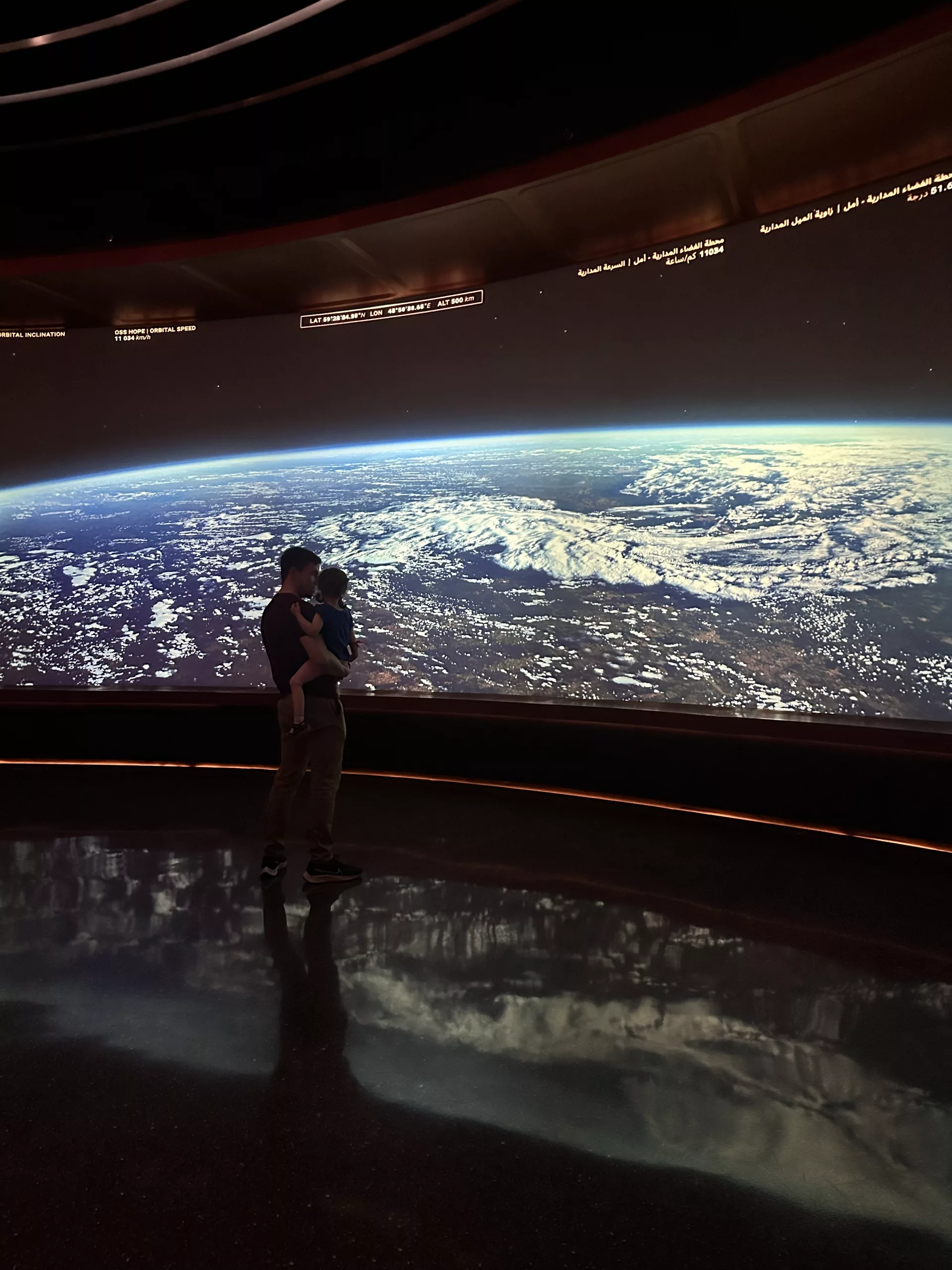 blick auf die erde vom Weltall aus, so beginnt die Zukunftsreise im Museum of the future