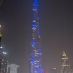 Burj Khalifa In Dubai bei Nacht mit Wasserspielen (Fontänen Show)