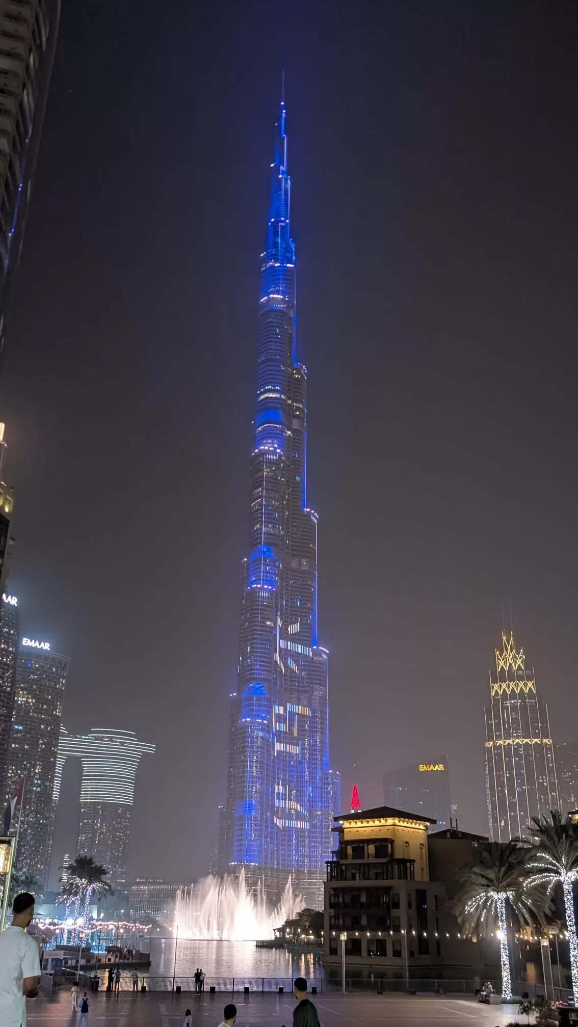 Burj Khalifa In Dubai bei Nacht mit Wasserspielen (Fontänen Show)