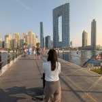 Spaziergang über die Bluewaters Pedestrian Bridge zum JBR Beach in Dubai