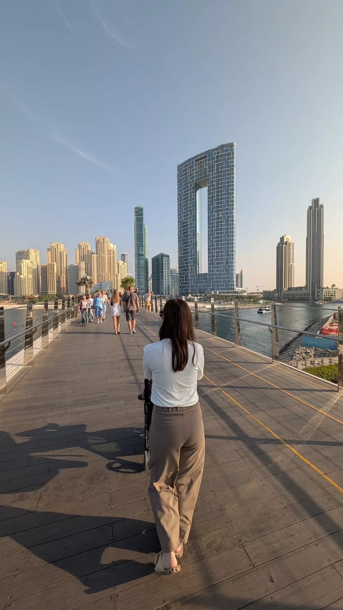 Spaziergang über die Bluewaters Pedestrian Bridge zum JBR Beach in Dubai