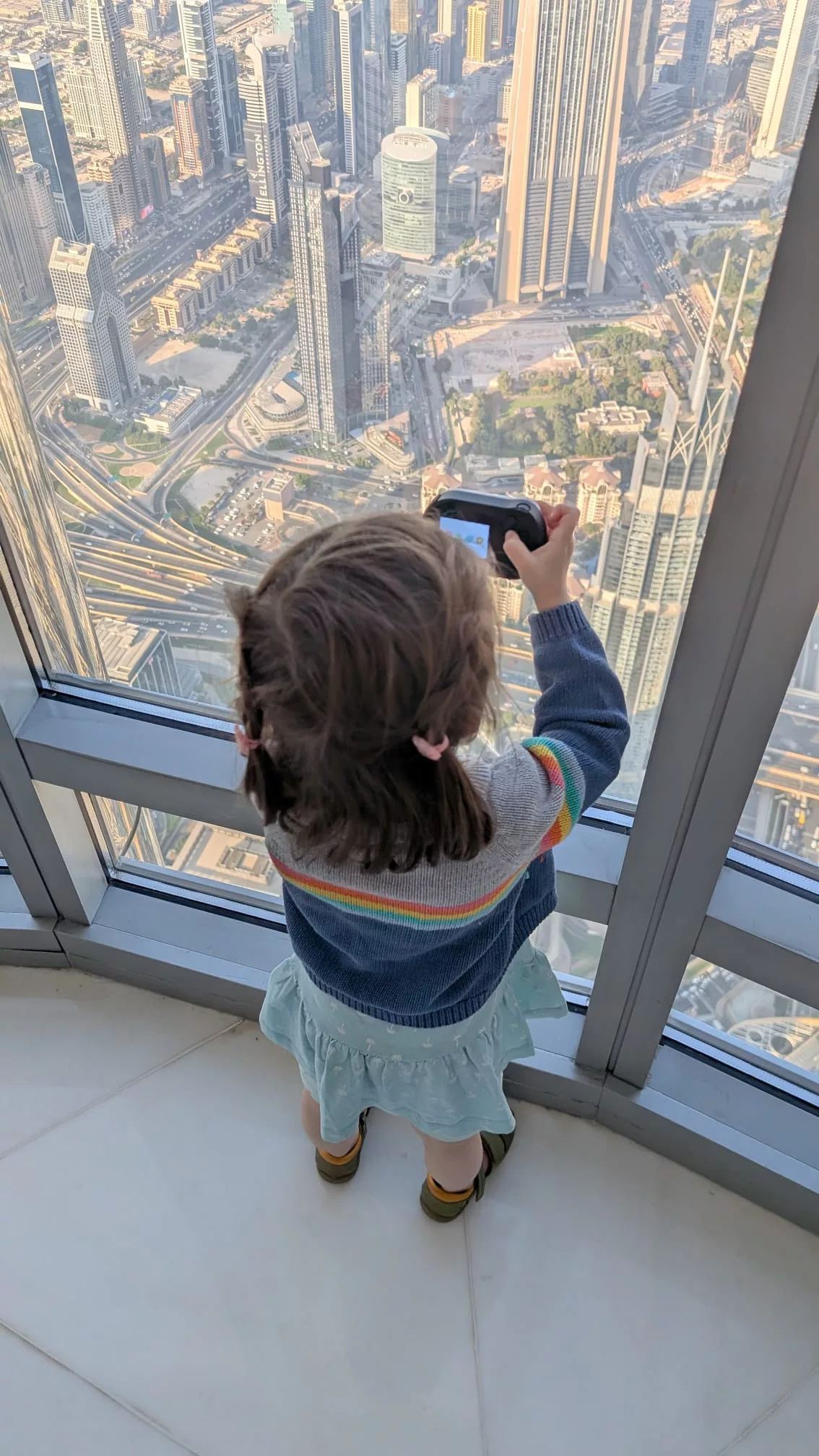 Kind fotografiert auf dem Burj Khalifa