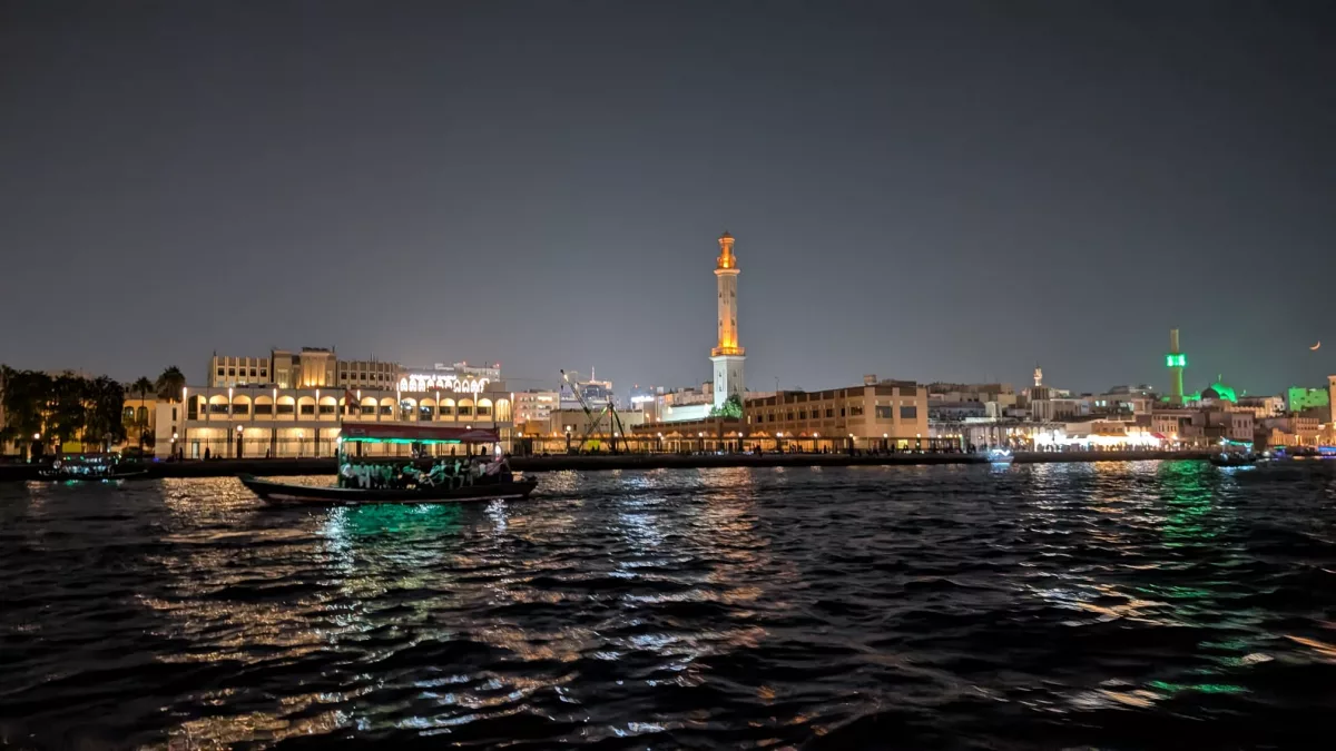 Alternativ kann man die kostengünstige Fähre zu den Old Souks von Deira und Bur Dubai nehmen