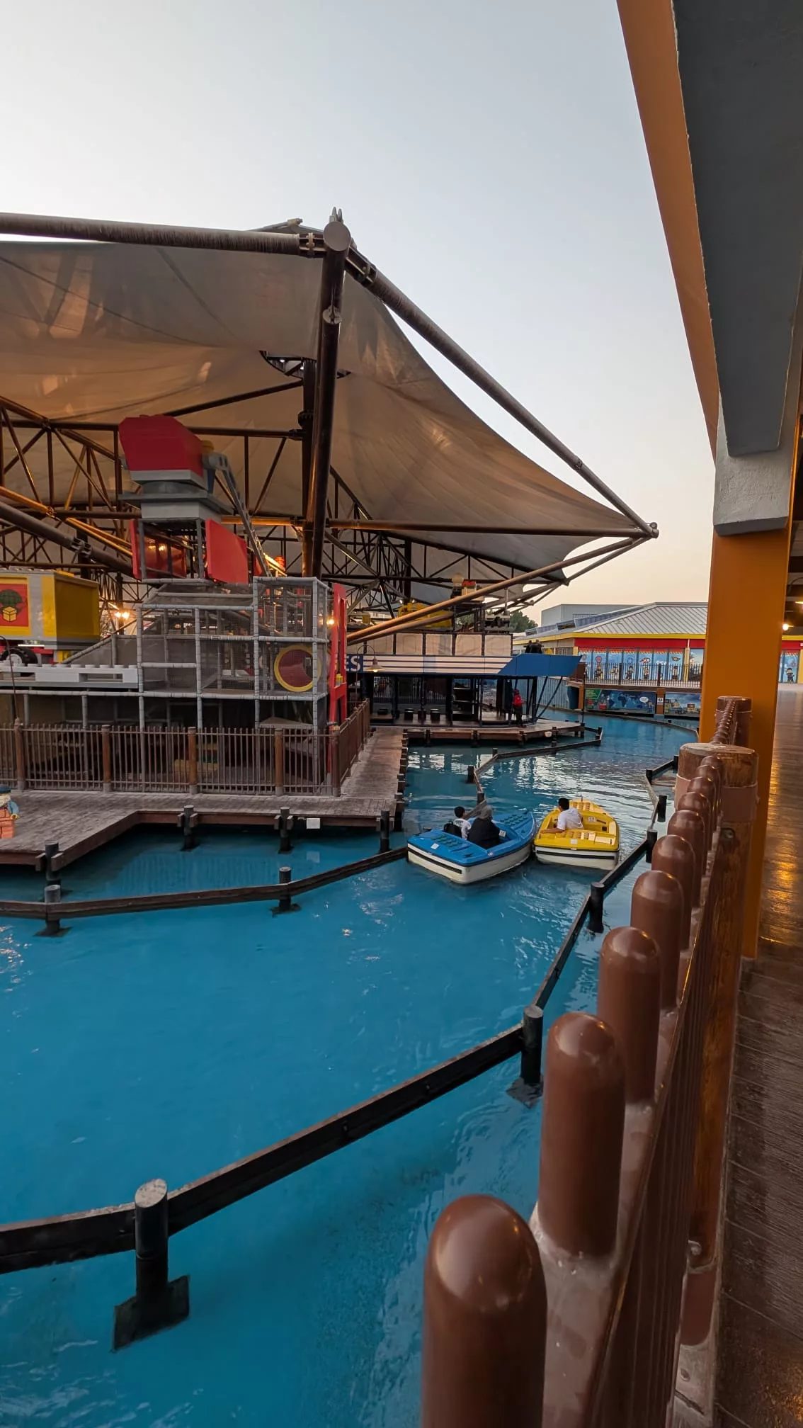 Lego-Bootsfahrt und eine Insel aus Spielplätzen