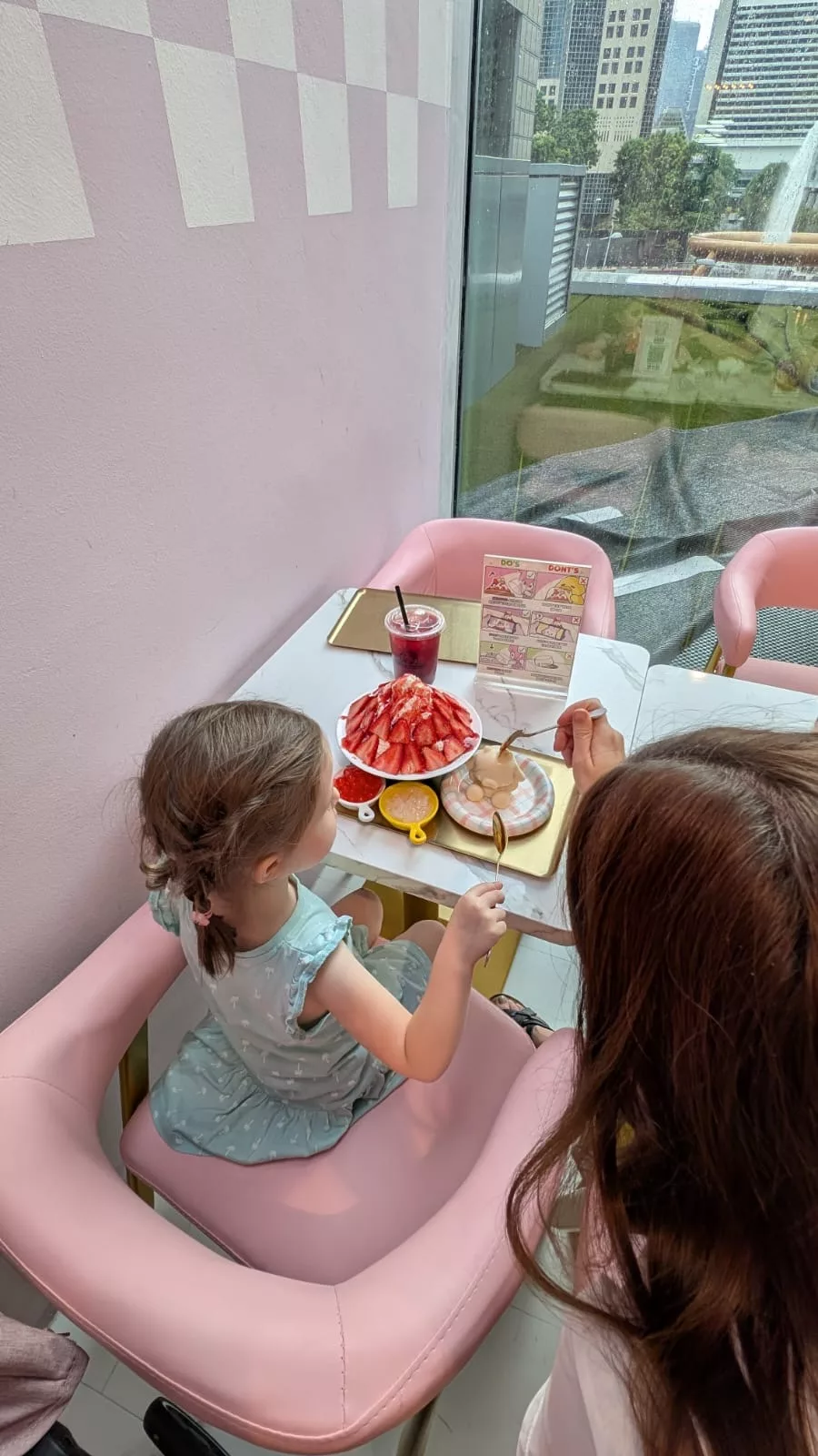 Wir gönnen uns ein riesiges Dessert in Singapur