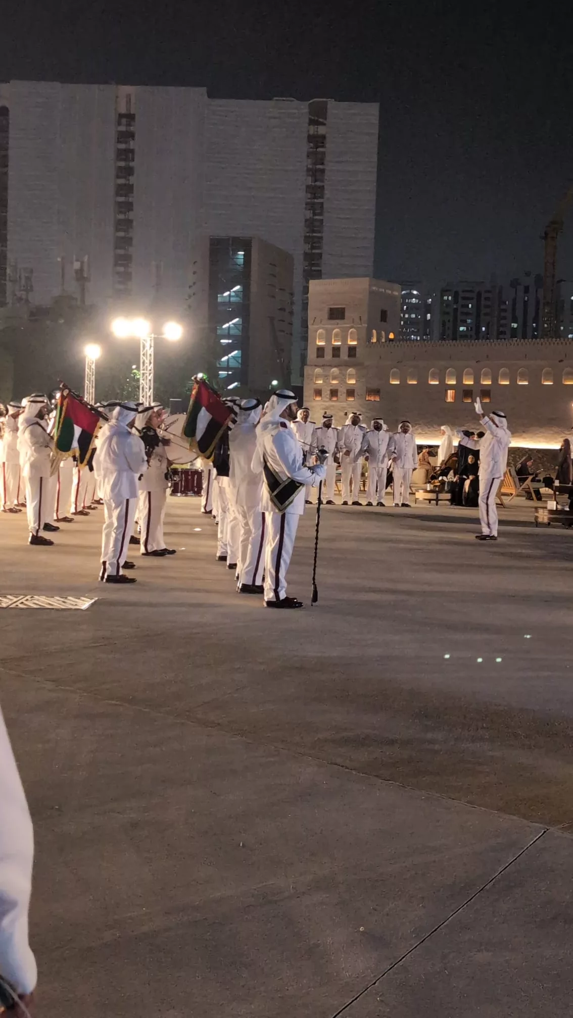 Vor der Festung Qasr Al Horn wurde Live-Musik gespielt live-musik vor der ältesten Festung abu Dhabis, dem qasr al hosn