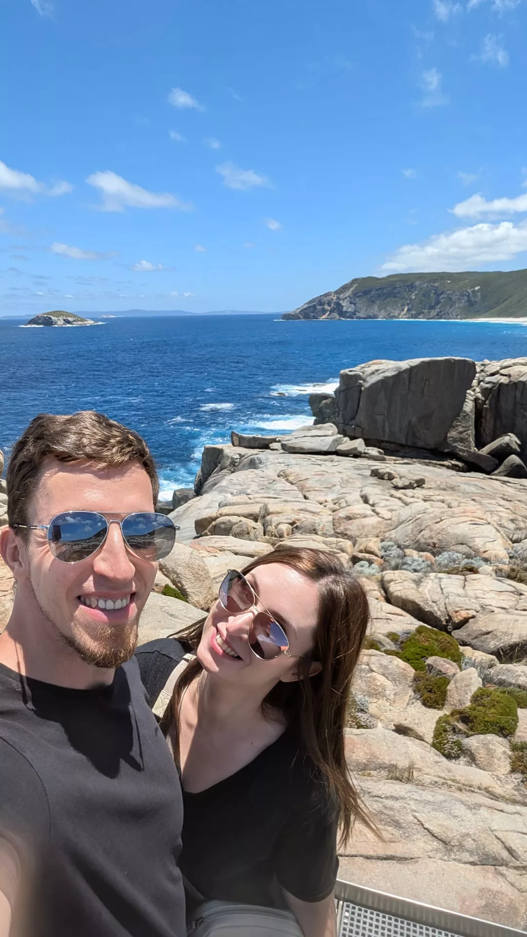 Noch ein schnelles Foto, dann das Abenteuer-Kind einfangen Noch ein schnelles Pärchen-Foto, dann das Abenteuer-Kind einfangen