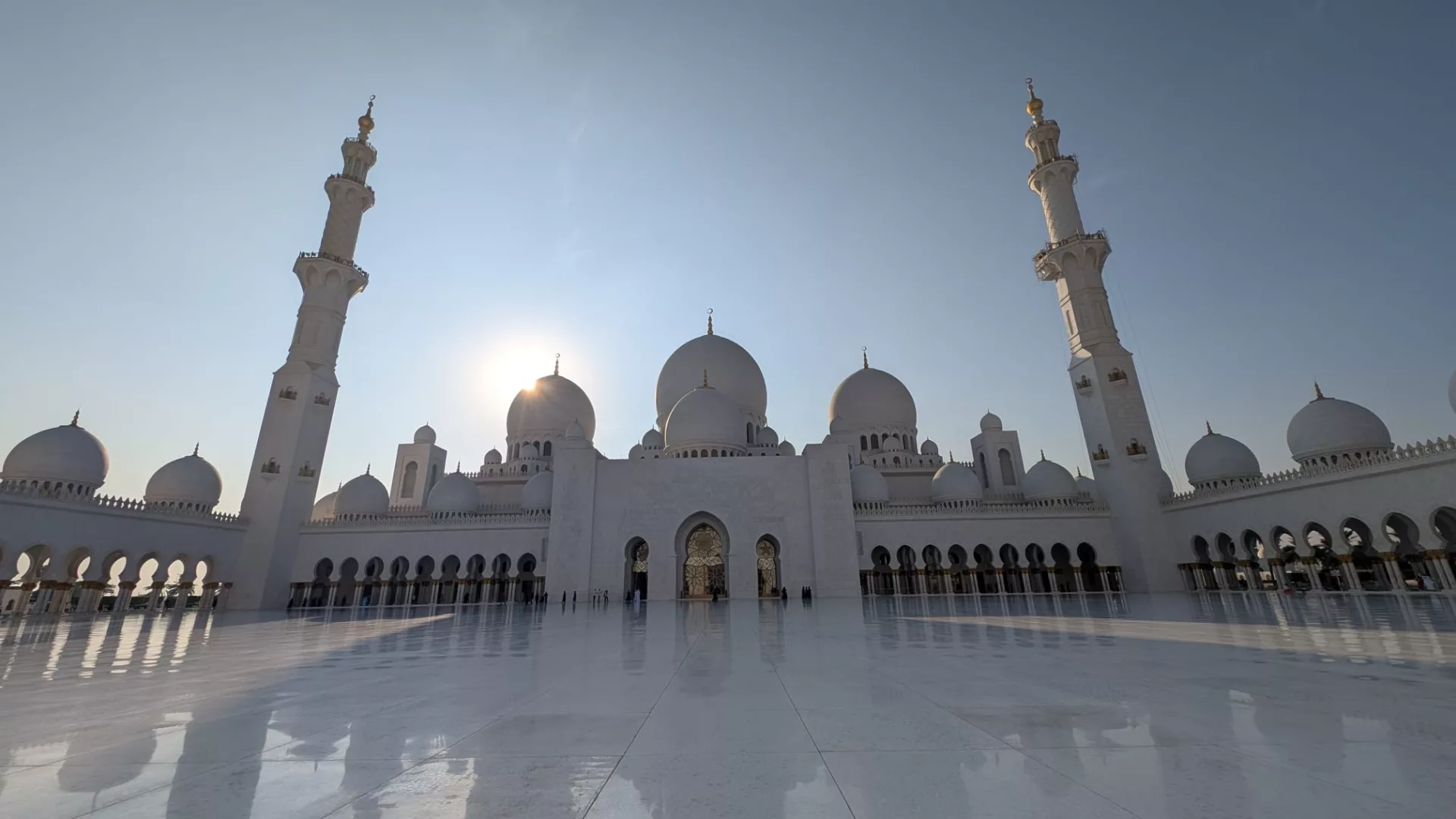 Die Sheikh Zayed Moschee in Abu Dhabi beeindruckt mit ihrer wunderschönen weiß-goldenen Architektur