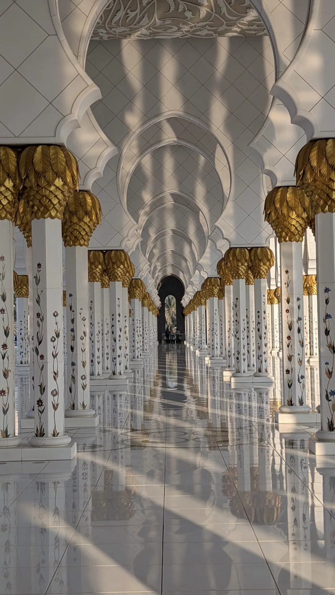 Architektonischer Traum aus weißem Marmor, floralen Mustern und goldenen Highlights Architektonischer Traum aus weißem Marmor, floralen Mustern und goldenen Highlights
