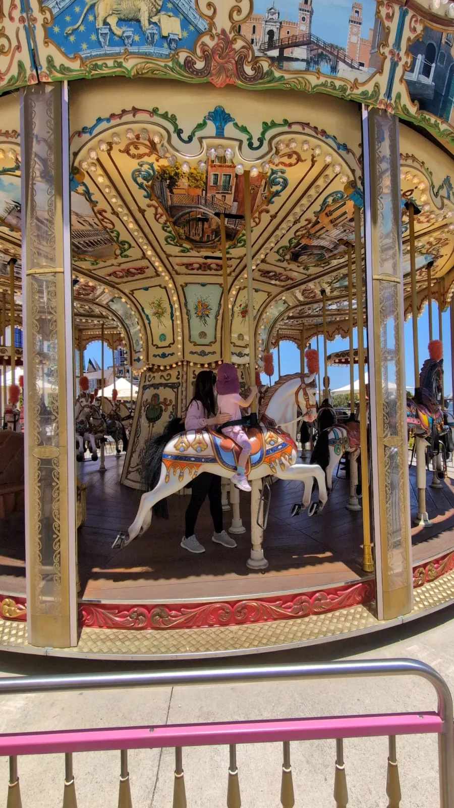 Schönes Karussell zur Weihnachtszeit am Elisabeth Quay