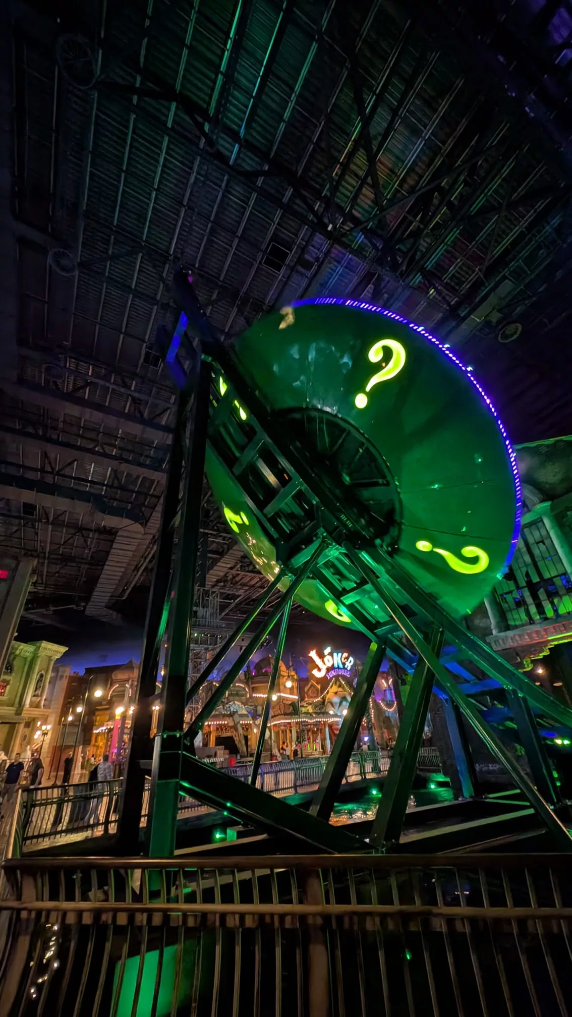 Gotham City bietet Fahrgeschäfte für Erwachsene/ältere Kinder Gotham City bietet Fahrgeschäfte für Erwachsene/ältere Kinder