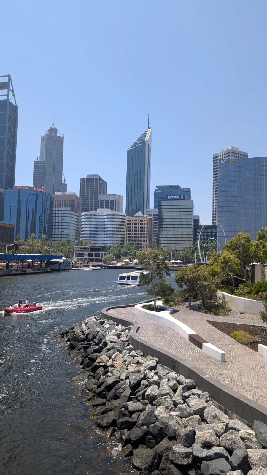Blick auf Perths Hochhäuser und den Elisabeth Quay