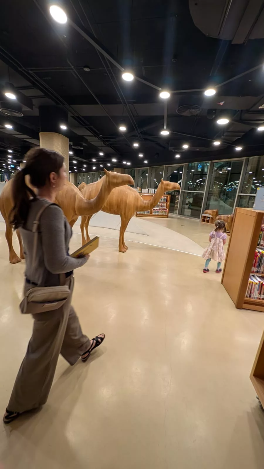 Die Kinderbibliothek begrüßt uns mit Kamelen und einer Dünen-Leselandschaft Kinderbibliothek von Abu Dhabi mit Kamelen aus Holz
