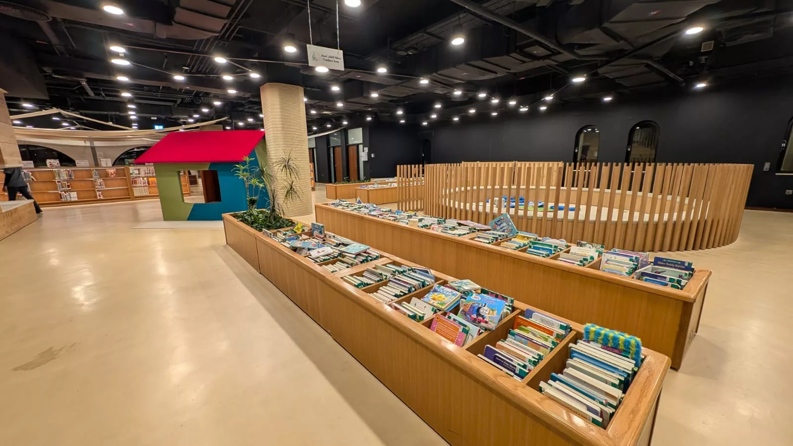 Kleinkindbereich der Childrens Library von Abu Dhabi mit Spielecke, Rückzugsmöglichkeiten und unzähligen Büchern