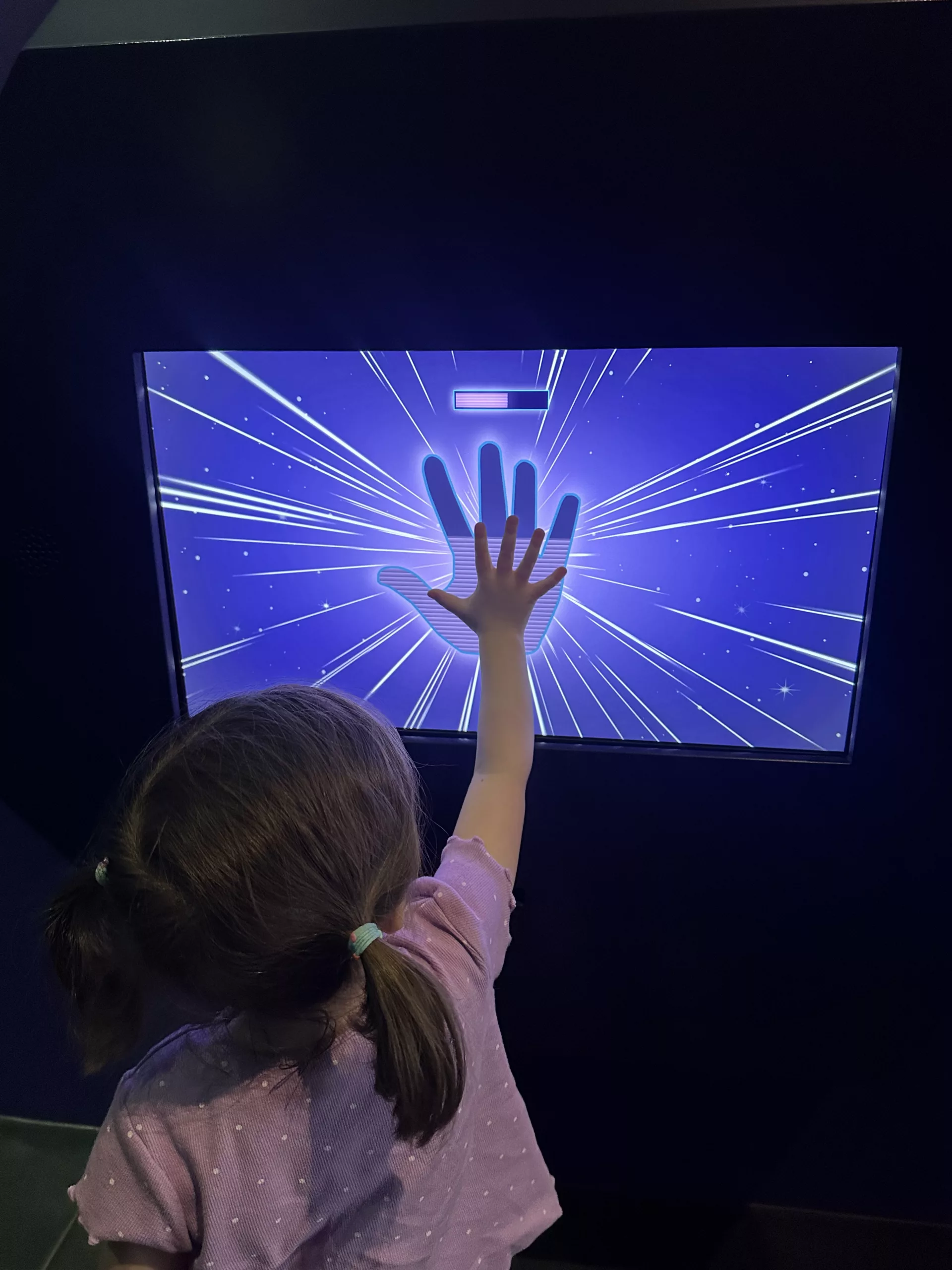 Im Kindermuseum des Louvre Abu Dhabi konnte sich jeder ein Armband mit Barcode drucken