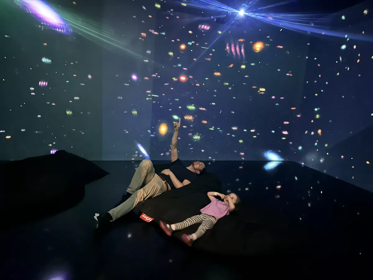 Einen Blick ins Weltall konnten wir natürlich auch werfen Einen Blick ins Weltall konnten wir im Kindermuseum des Louvre Abu Dhabi auch werfen