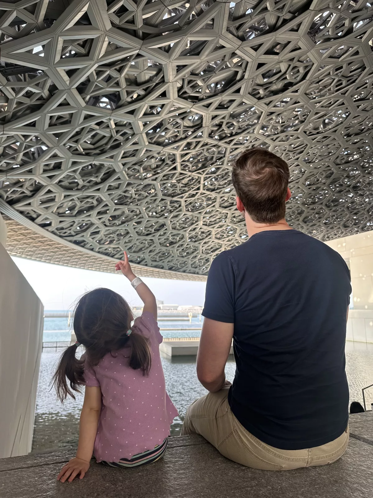 Die Architektur ist an vielen Stellen beeindruckend Beeindruckende Architektur des Louvre Abu Dhabi