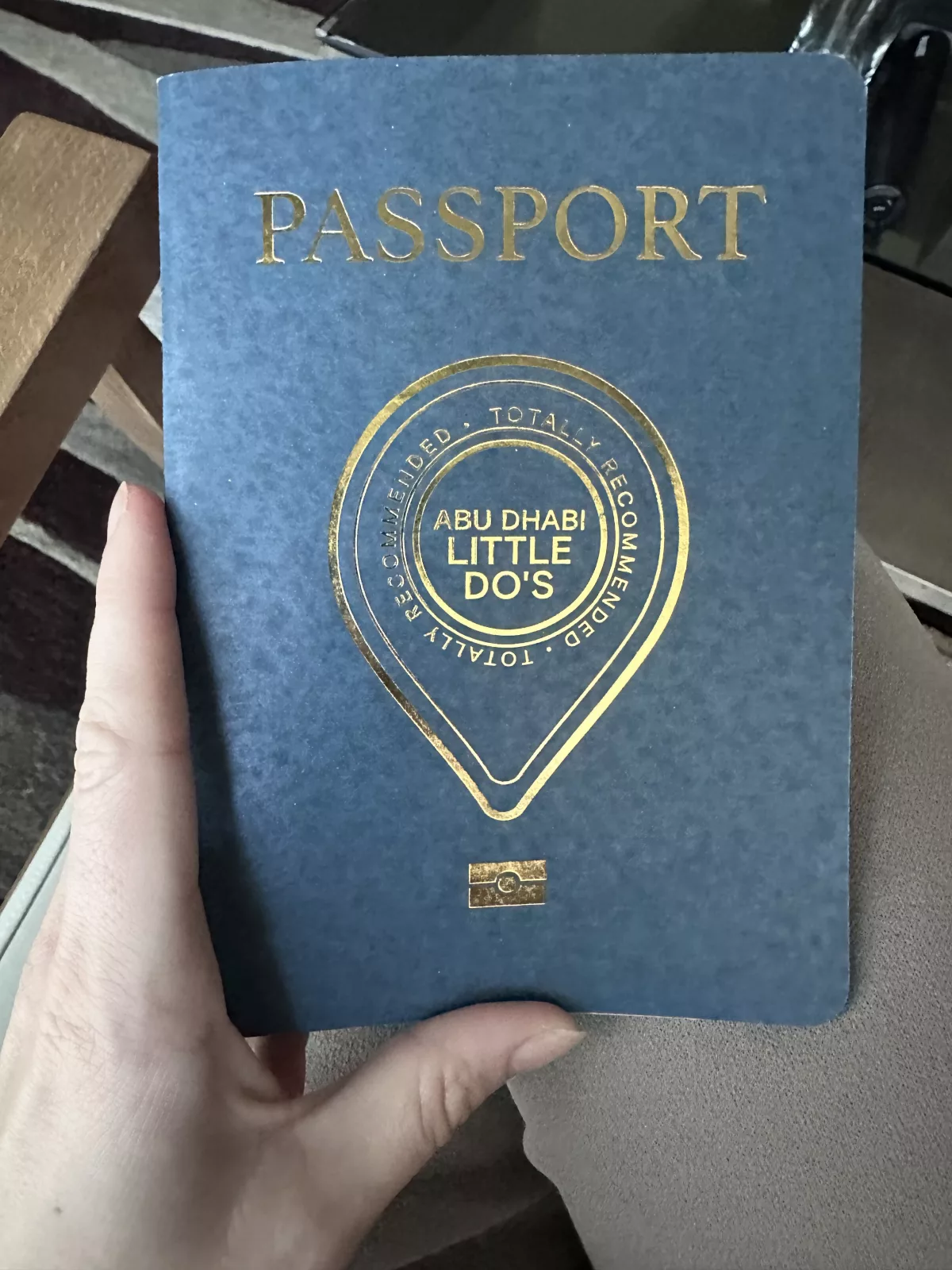 Den Abu Dhabi-Reisepass für Kinder erhält man im Hotel Abu Dhabi Reisepass für Kinder mit tollen Ausflugszielen, Rätseln und Platz zum Kreativsein