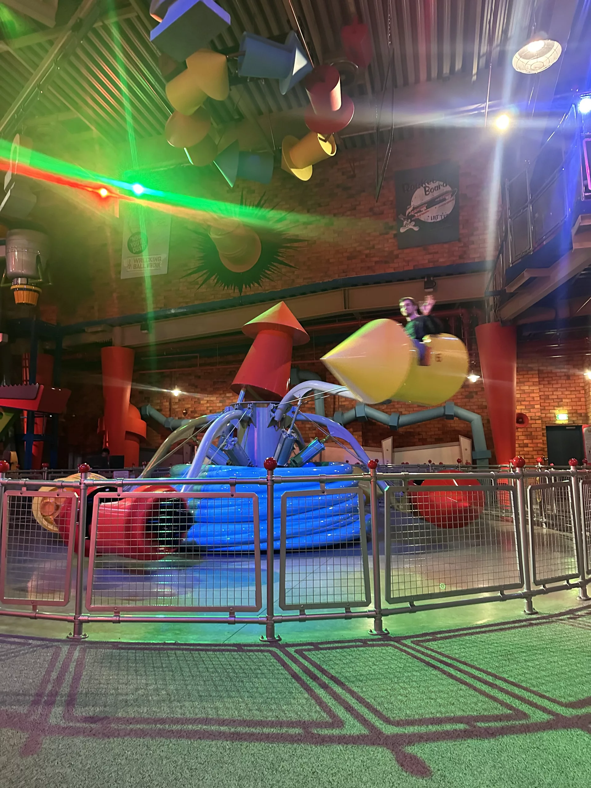 Kinderkarrussel Tweety wild wockets in der Warner brothers world Abu Dhabi