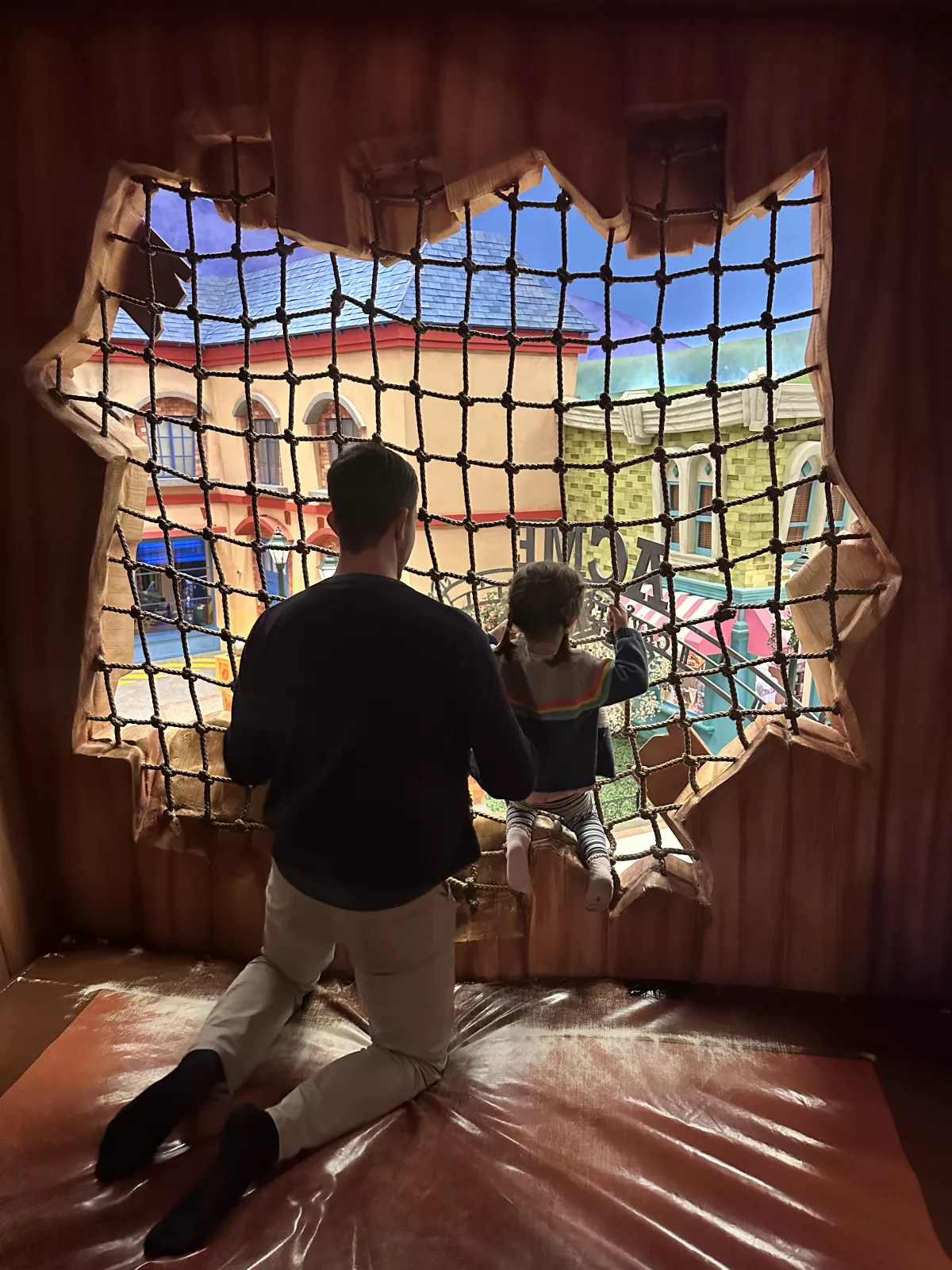 Oli durfte auch mal mit klettern und sich auspowern ;) Oli und Ava im Kletterbereich der WB World Abu Dhabi