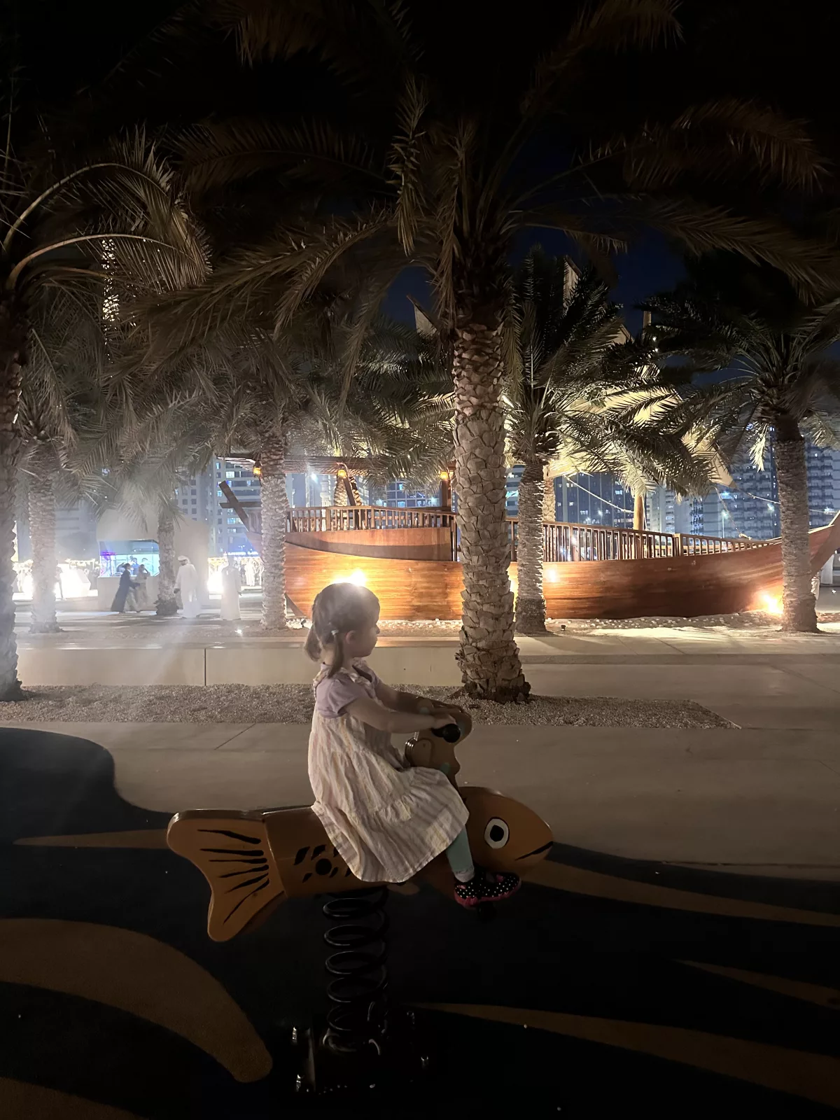 Hier gibt es auch einen kleinen Spielplatz für Kinder Vor der Cultural Foundation gibt es auch einen kleinen Spielplatz für Kinder