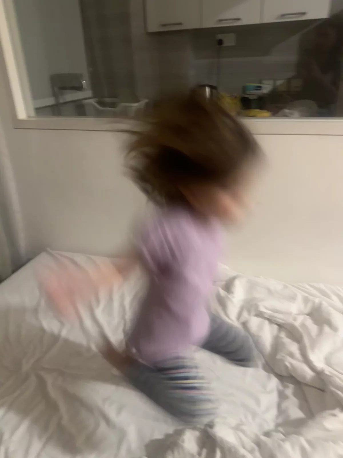 Reiserealität: Dank Jetlag hüpft das Kind nachts um 1 durchs Bett