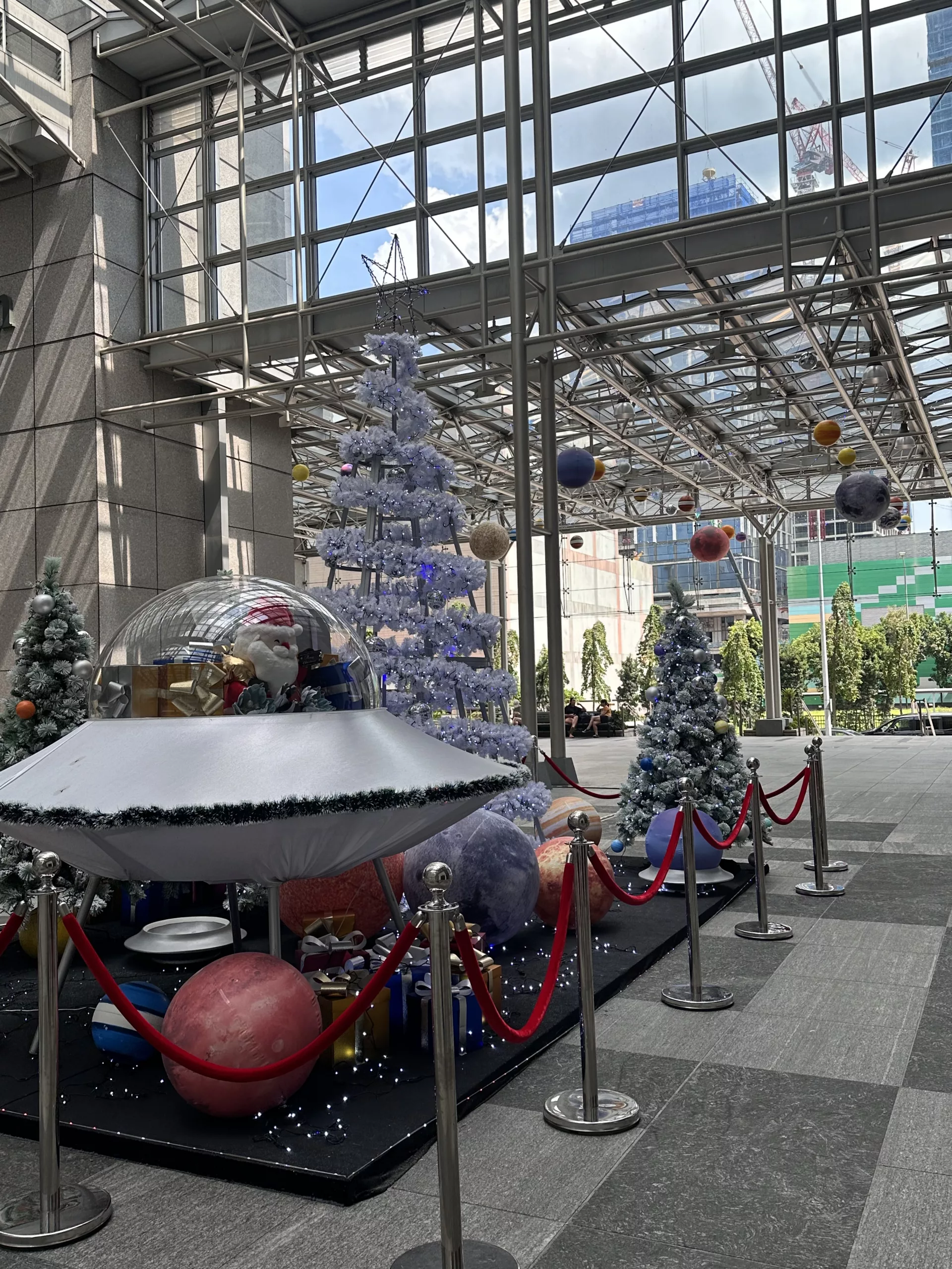 Weihnachtsmann im UFO in Singapur