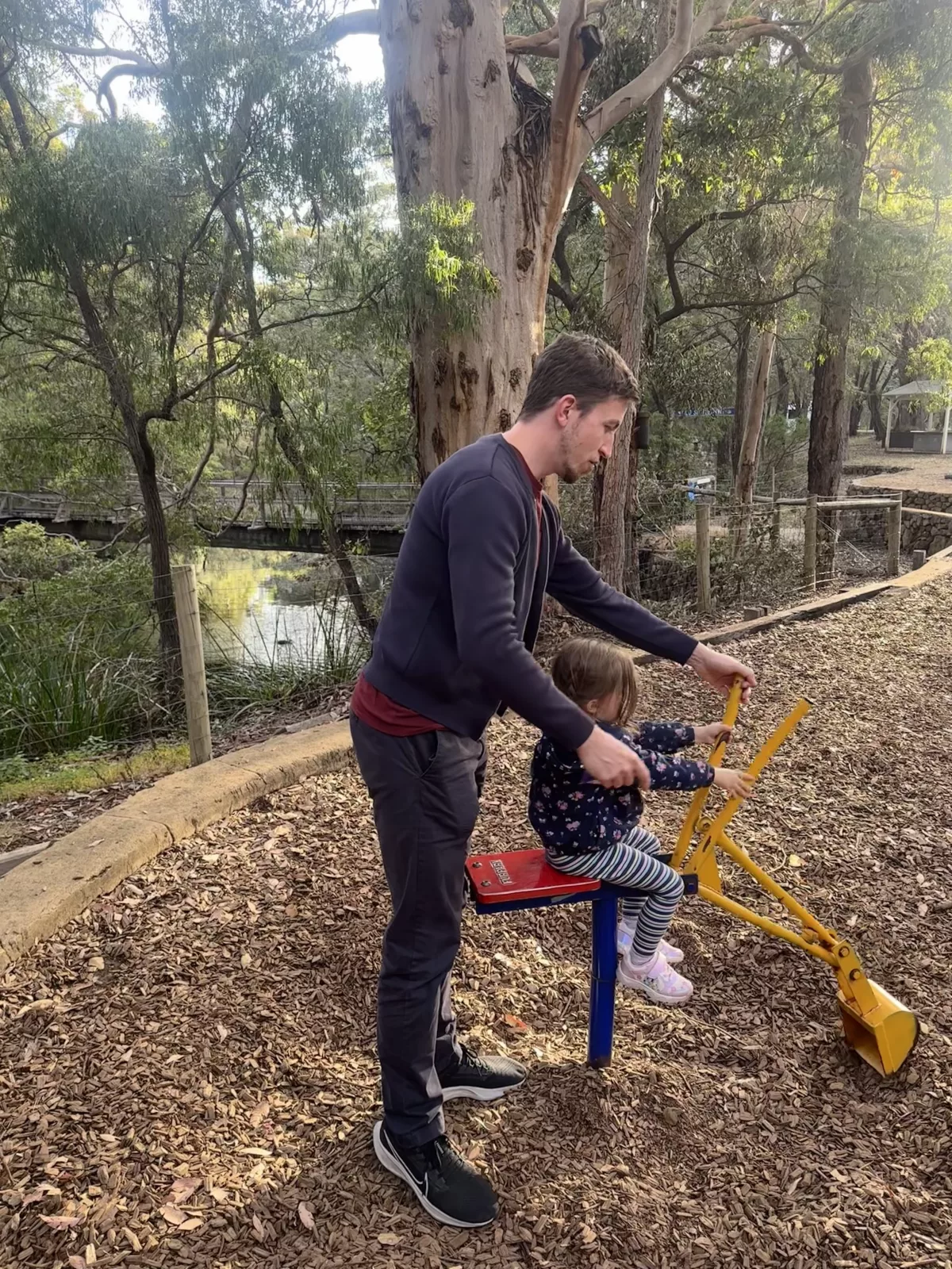 Spielplatz im Rotary Park, daneben gibt es die historische Dampflok "Kate"