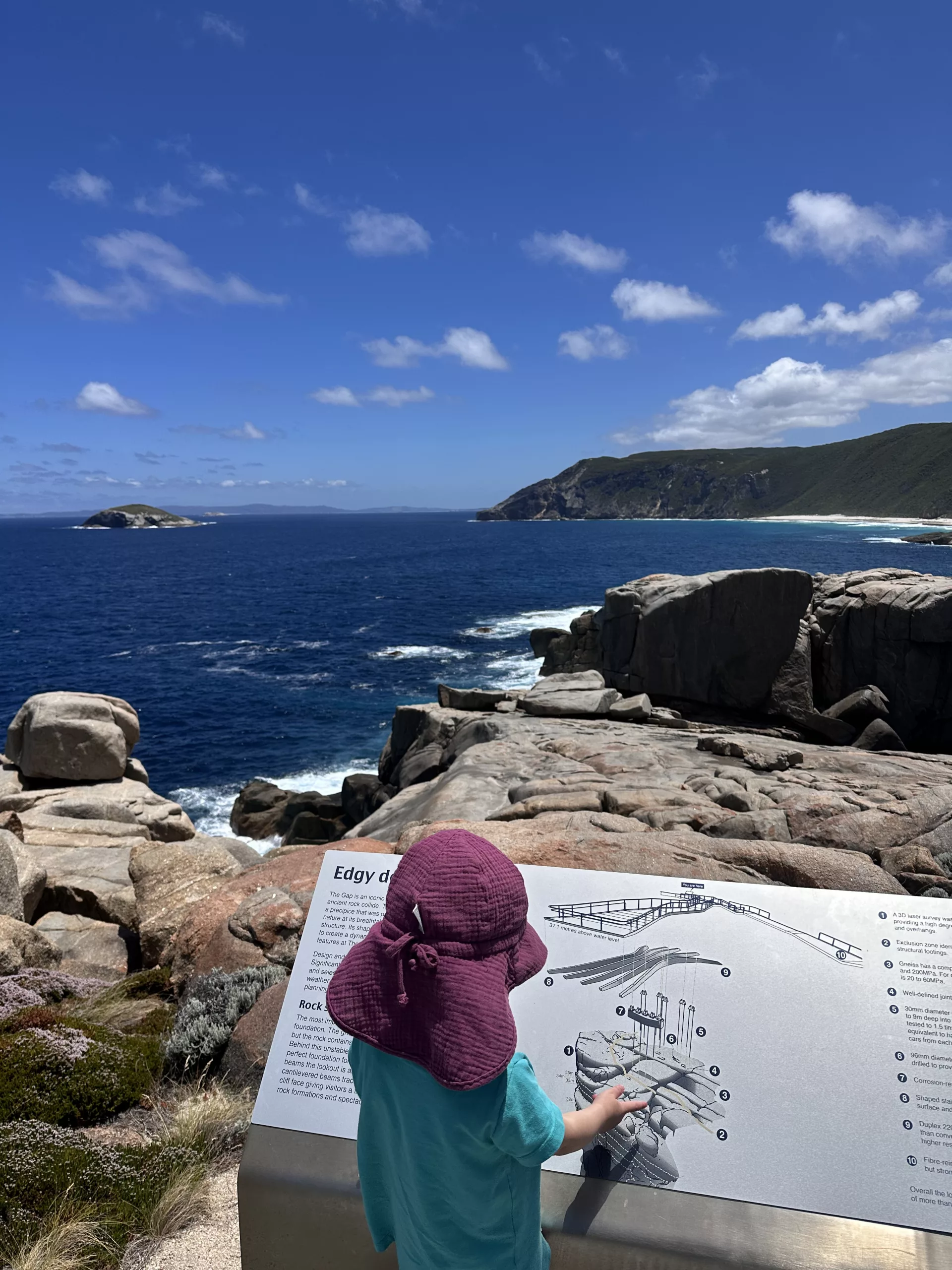 Eine Tafel mit Erklärungen wie die Plattform in die Felsen gebaut wurde