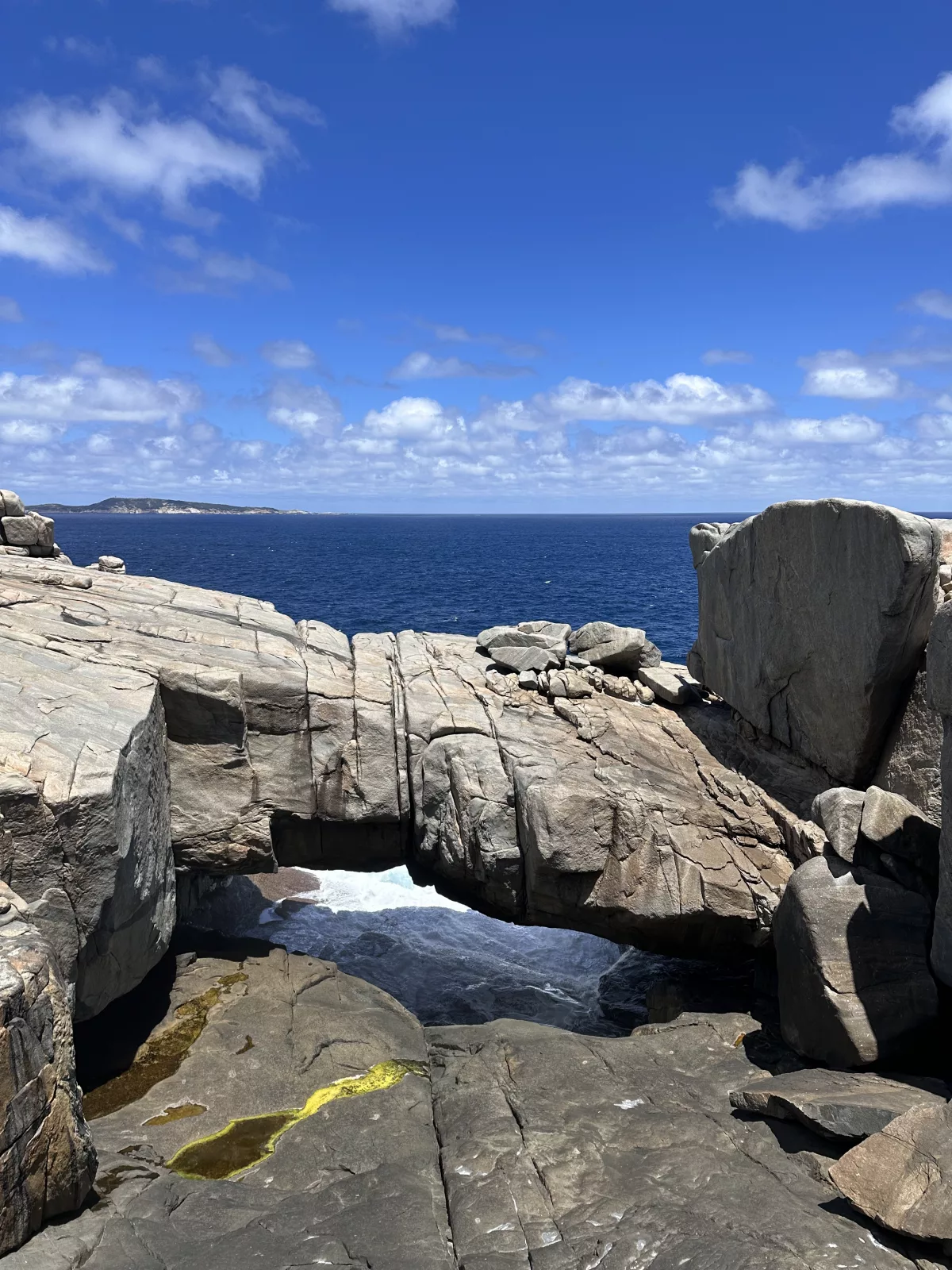 Ein ruhiger Tag an der Natural Bridge ohne große Wellen Unter der Natural Bridge fließt bei mehr Wellengang Wasser entlang