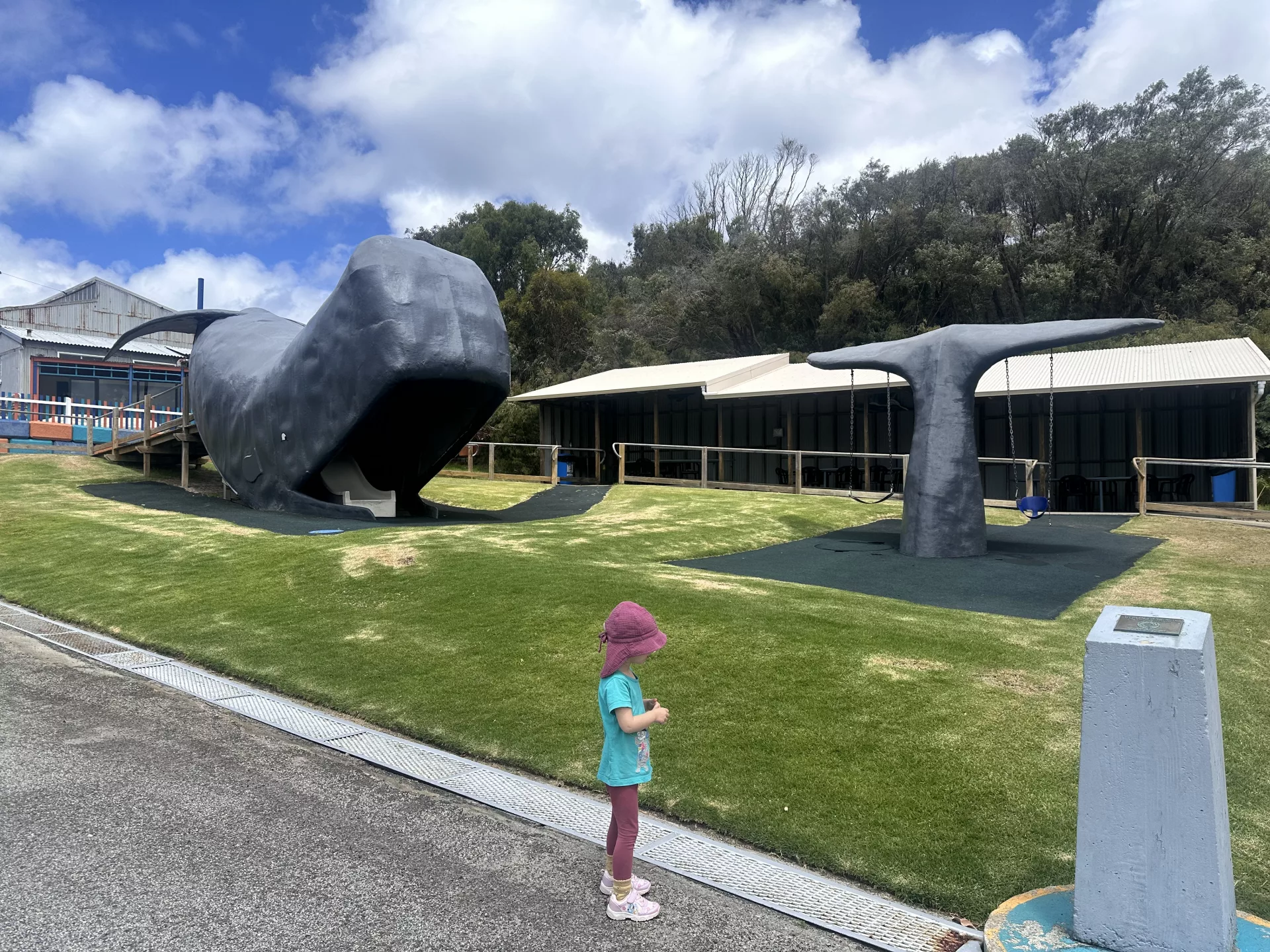 Es gibt auch einen tollen kleinen Spielplatz im Wal-Design