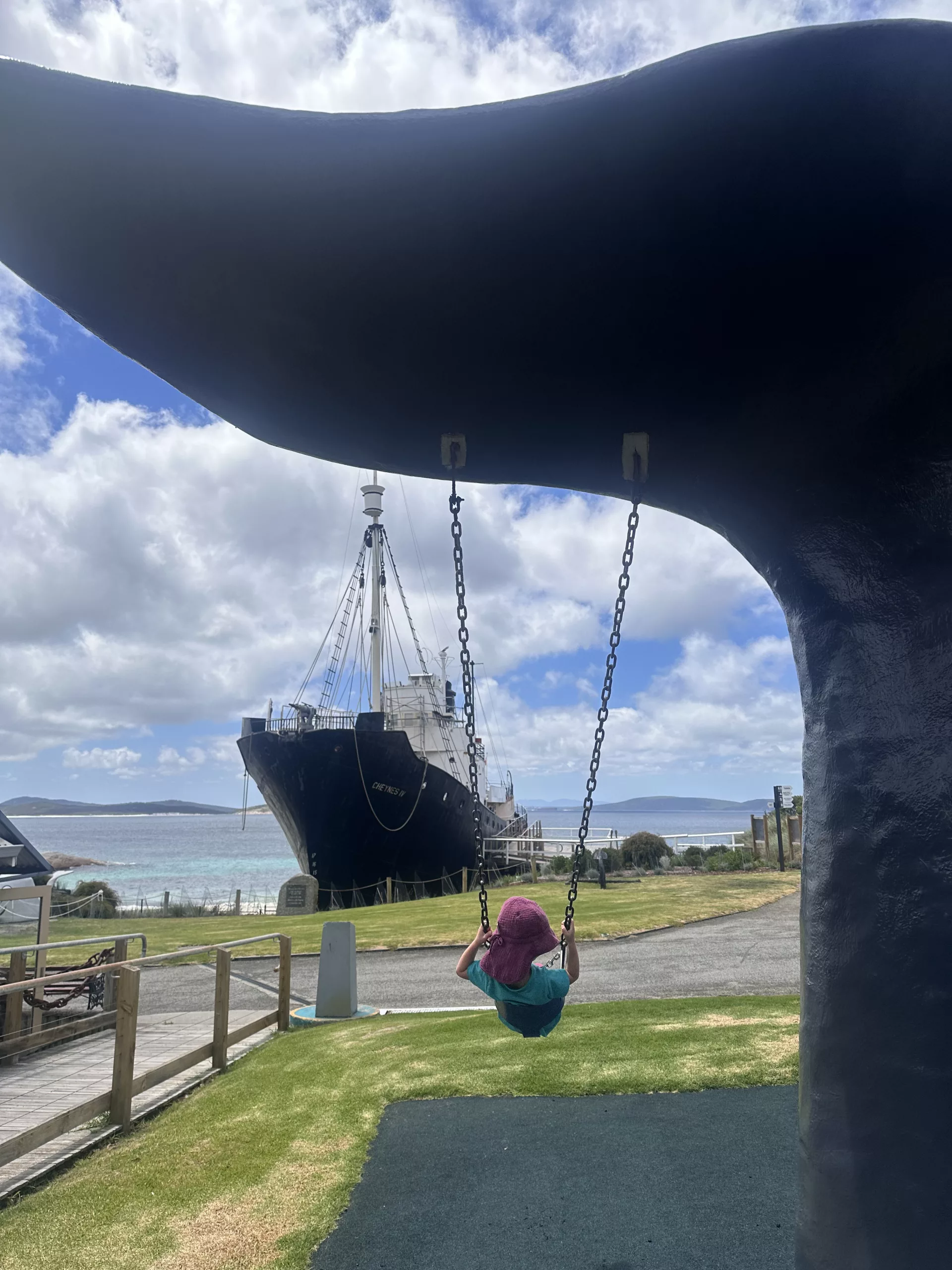 Schaukeln mit Aussicht auf das Walfang-Schiff im Museum