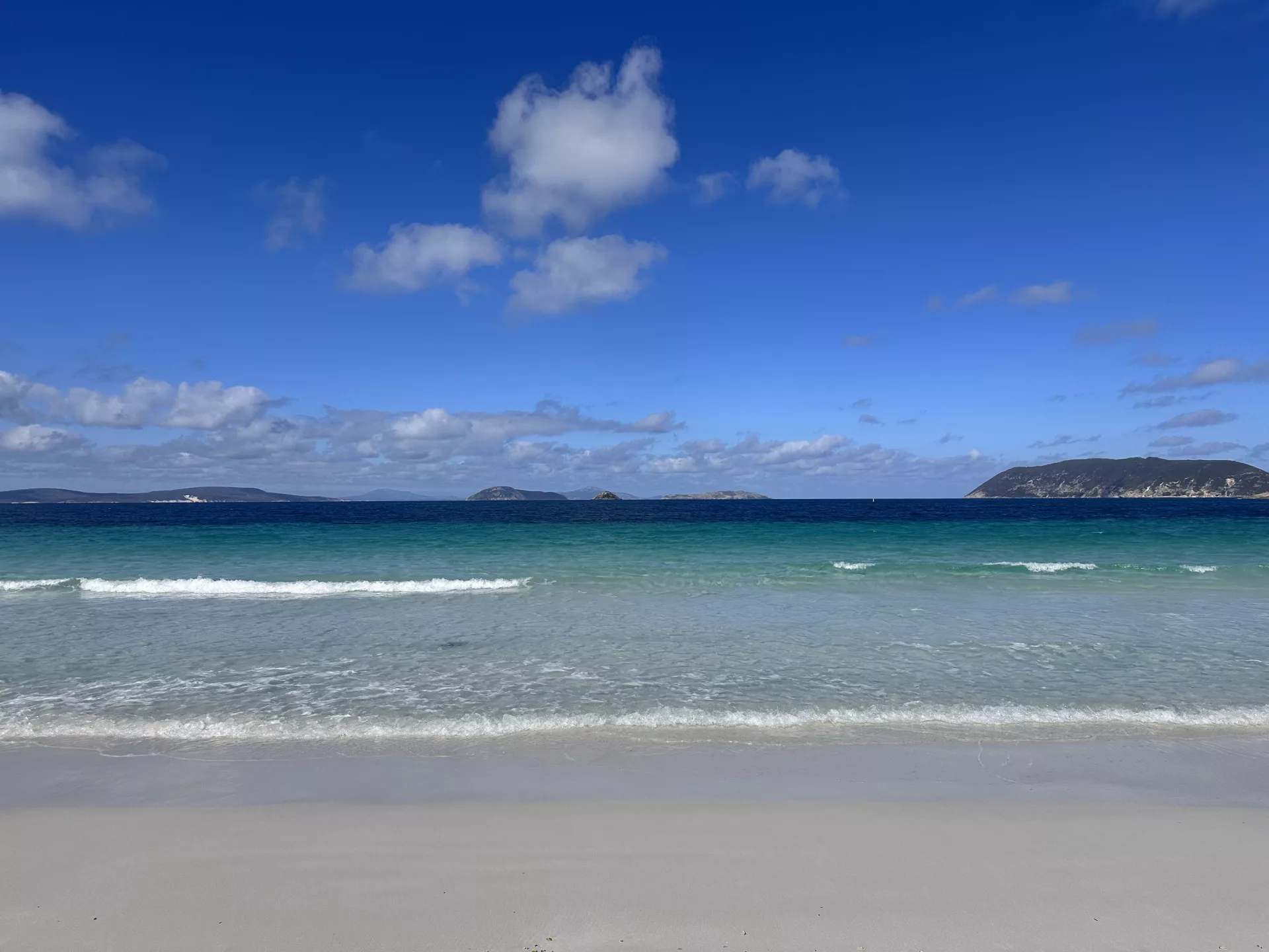 Das Wasser ist traumhaft blau, aber auch ziemlich kalt