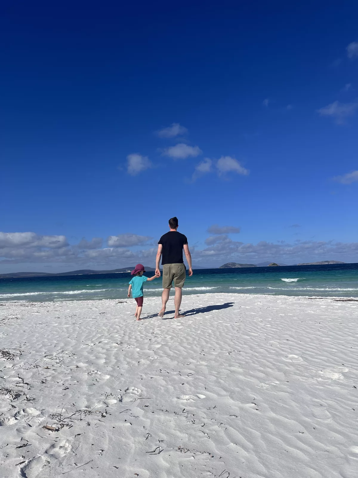 Ein Strandspaziergang im warmen Sand geht immer Olis und Avas Strandspaziergang im warmen Sand