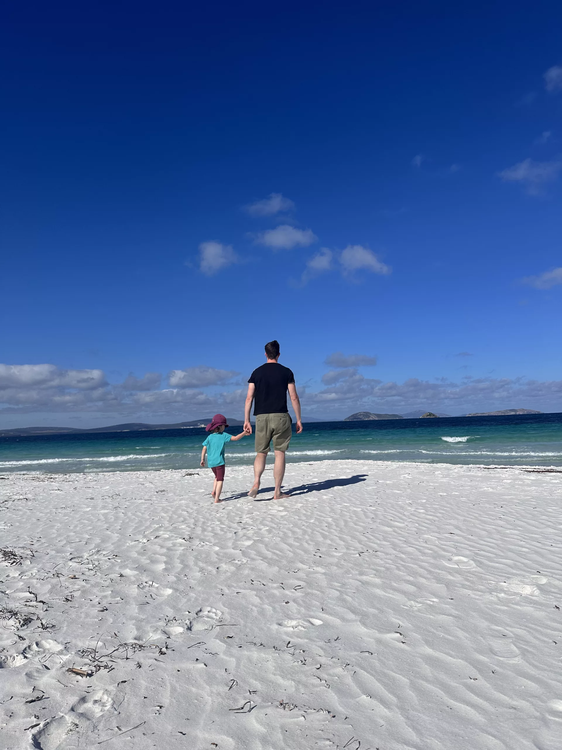 Olis und Avas Strandspaziergang im warmen Sand