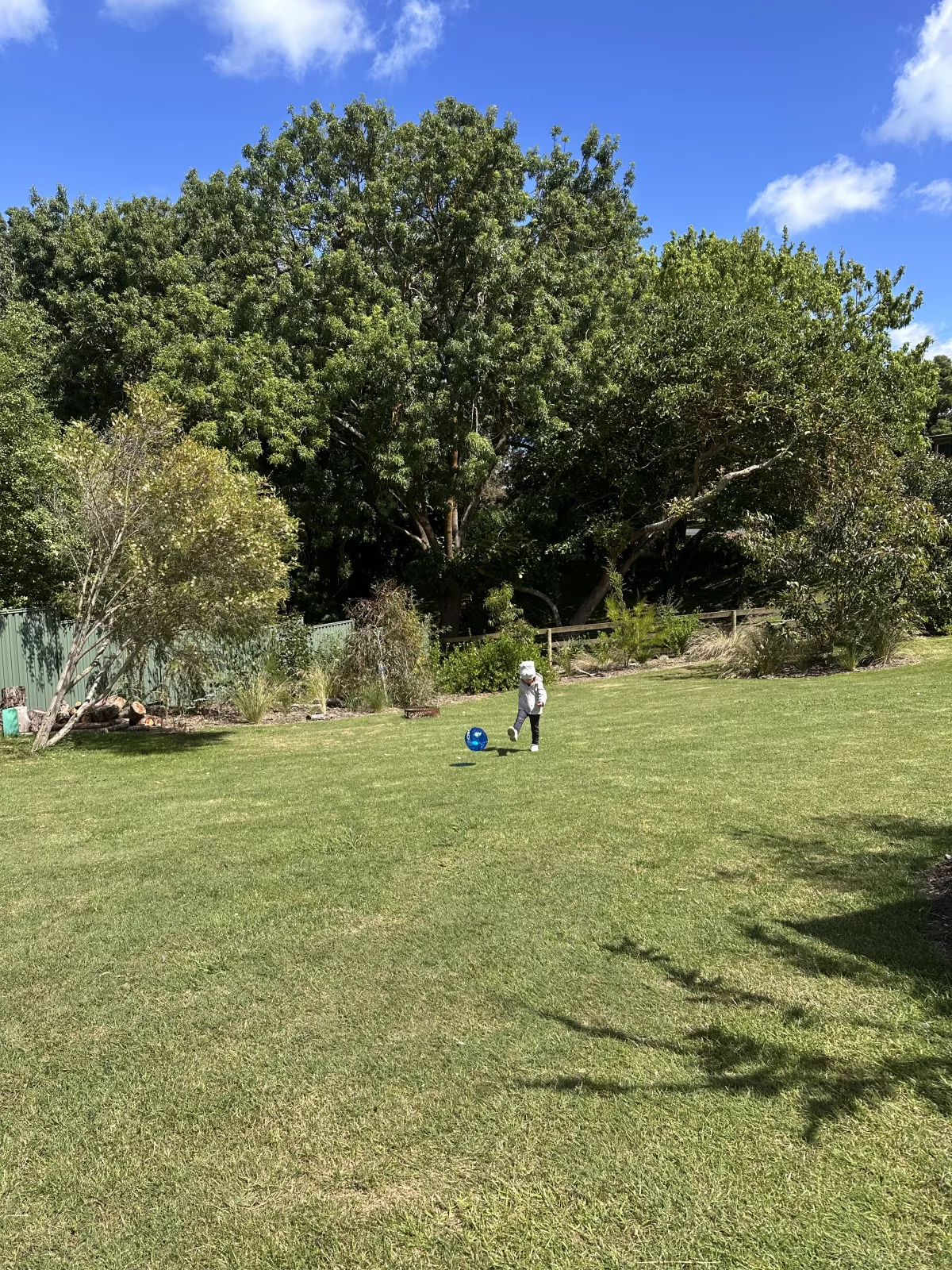 Vormittags spielten wir bei Sonnenschein im Garten Fußball