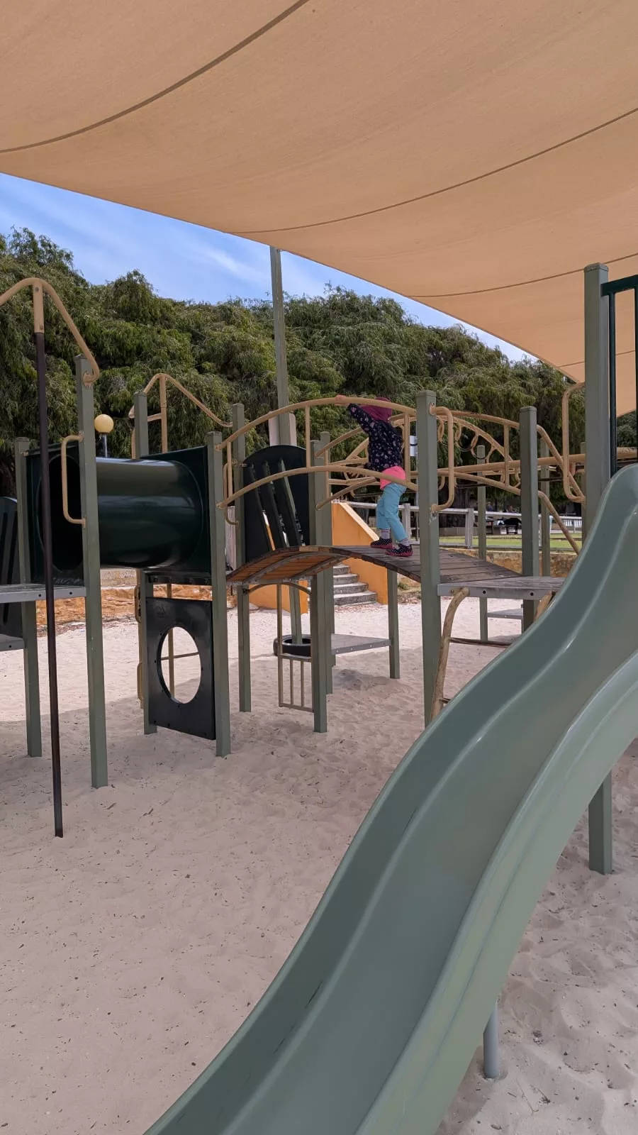 Spielplatz direkt an der Thomson Bay South