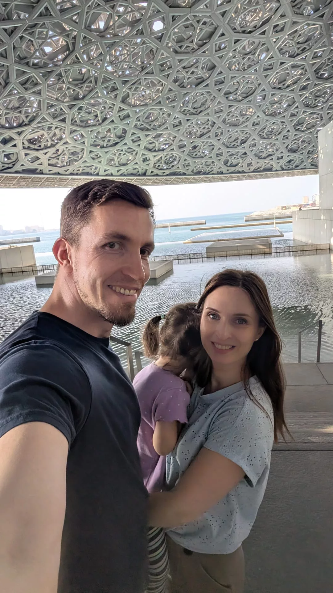 Familienfoto im Louvre Abu Dhabi Familienfoto im Louvre Abu Dhabi
