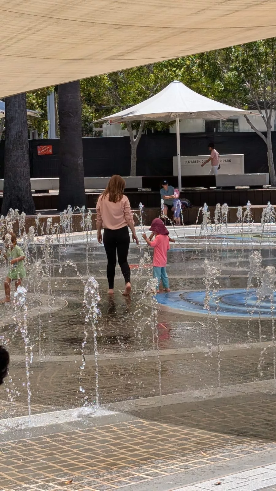 Abkühlung am Wasserspielplatz des Elisabeth Quay