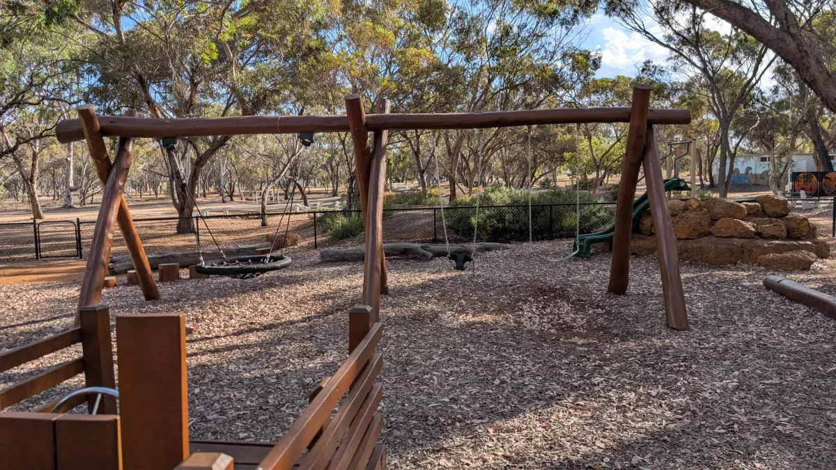 An der Schaukel treffen sich dann alle Altersklassen ;) schaukel auf dem Spielplatz in Wagin