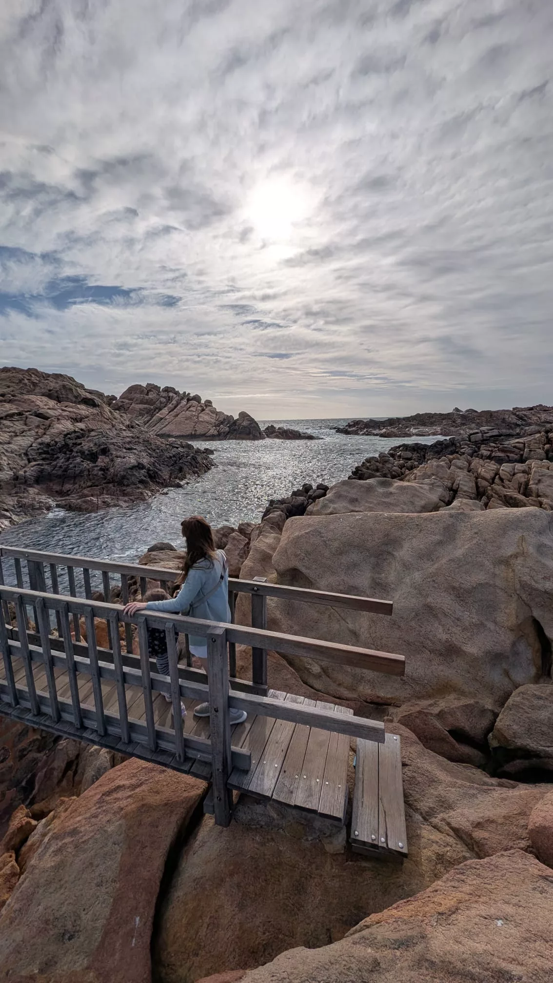 Über Holzstege kann man ein Stück an der Küste entlang gehen