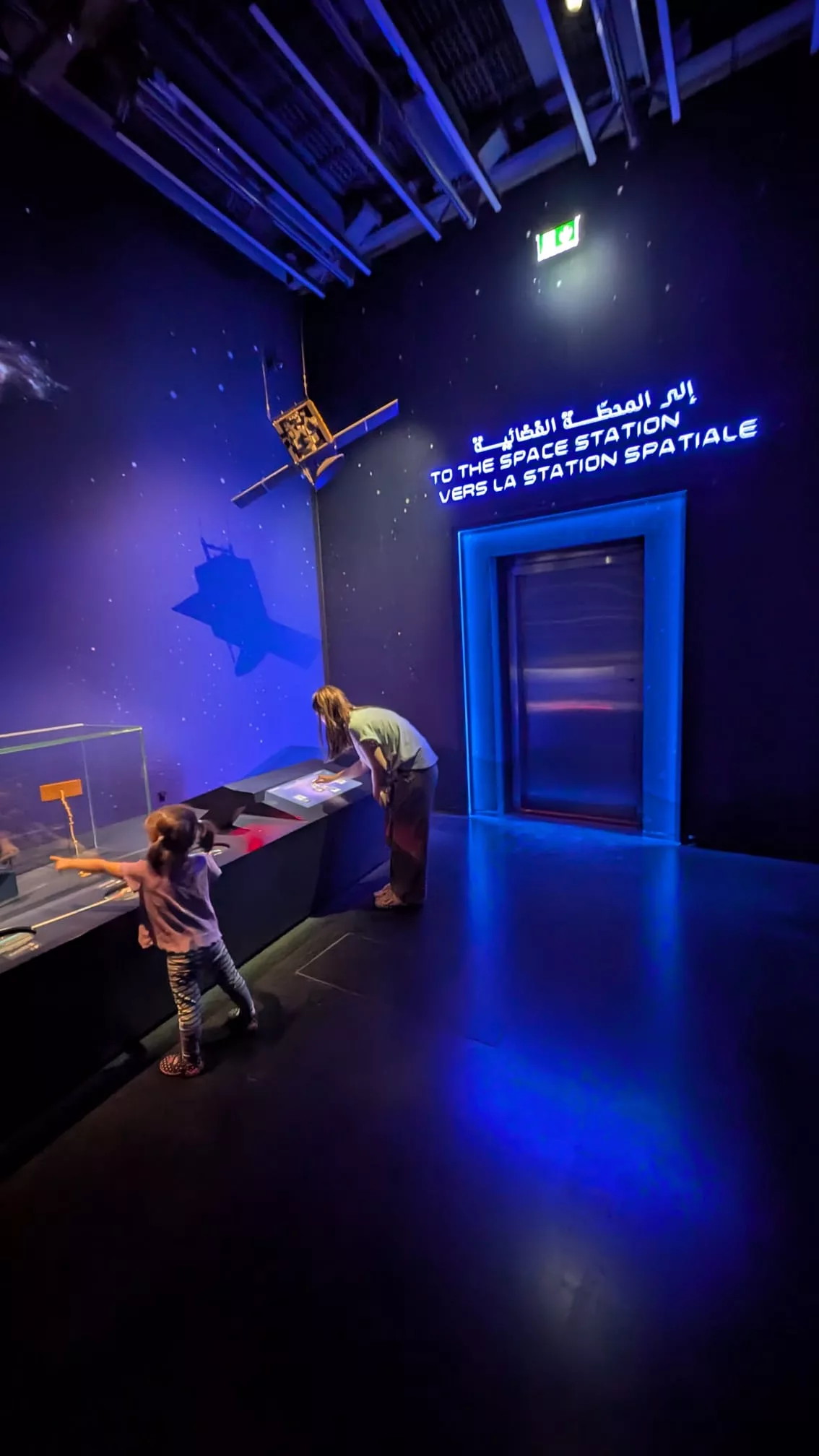 Das Armband wurde dann an den Spielstationen eingescannt Kindermuseum Louvre Abu Dhabi mit verschiedenen Lern- und Spielstationen