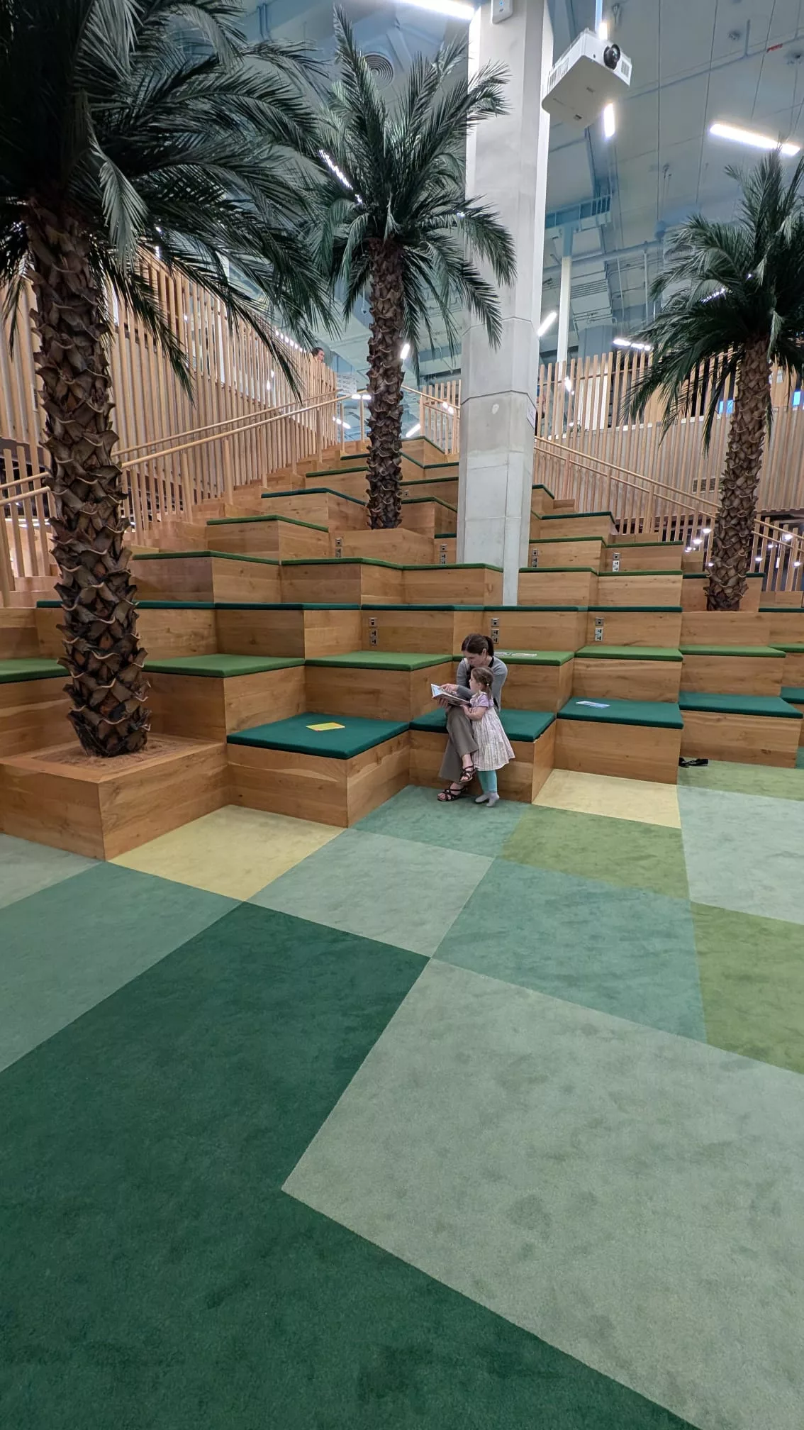 Man kann aber auch entspannt unter Palmen lesen In der Childrens Library von Abu Dhabi kann man auch entspannt unter Palmen lesen