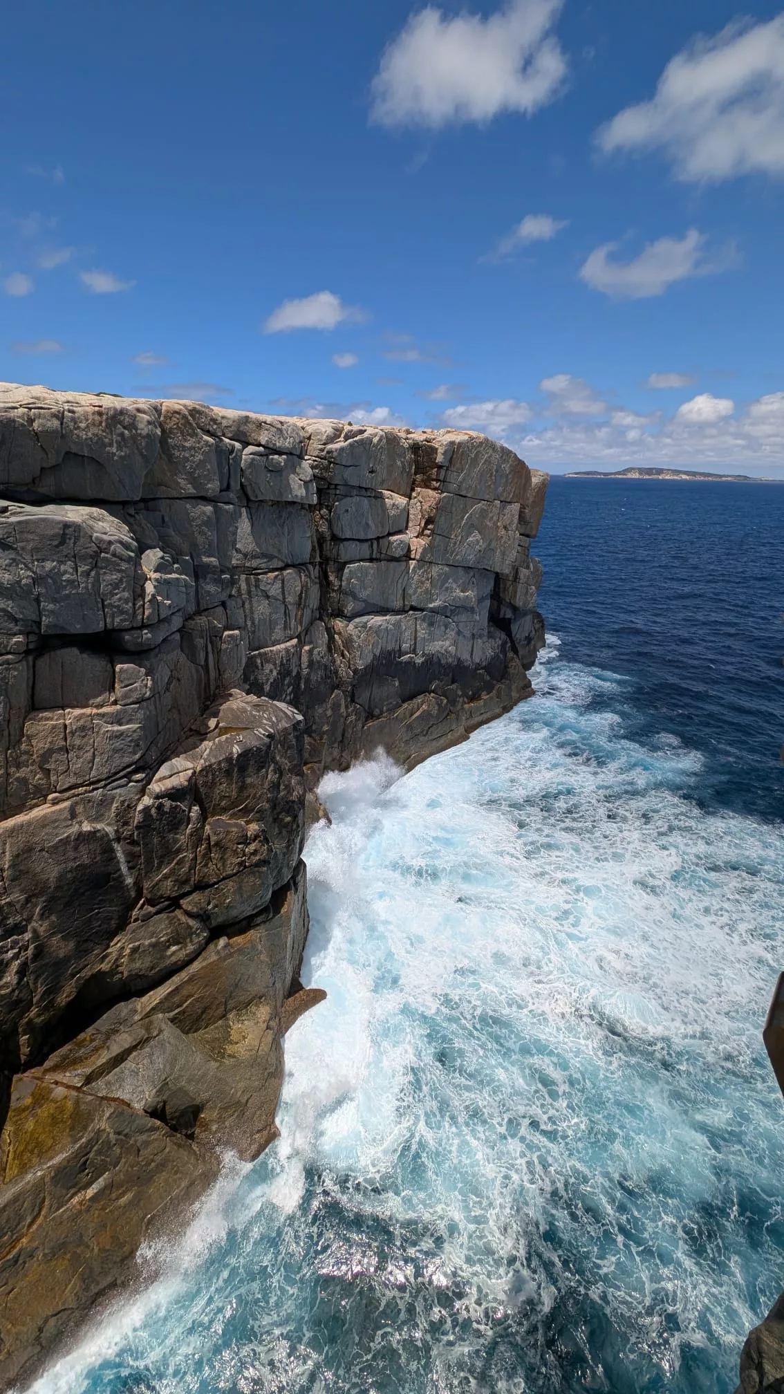 Von oben hat man einen super Blick auf die Klippen und hohen Wellen Von oben hat man einen super Blick auf die Klippen und hohen Wellen