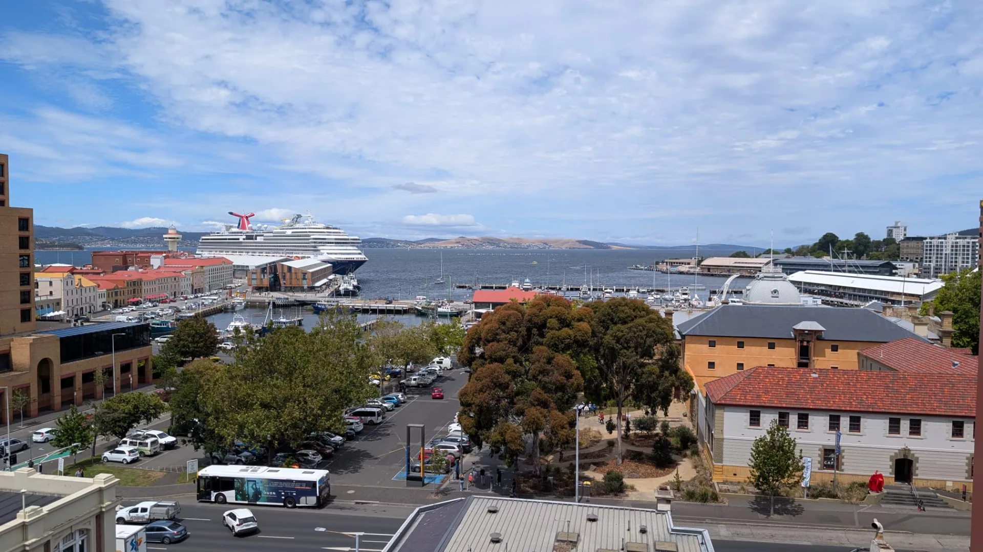 Blick auf den Hafen von Hobart von oben (Eisdiele versteckt hinter den Bäumen rechts)